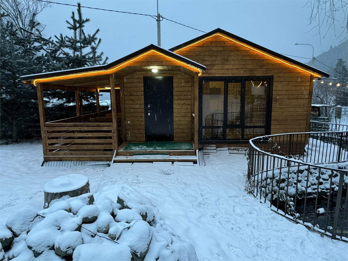 Домик у пруда