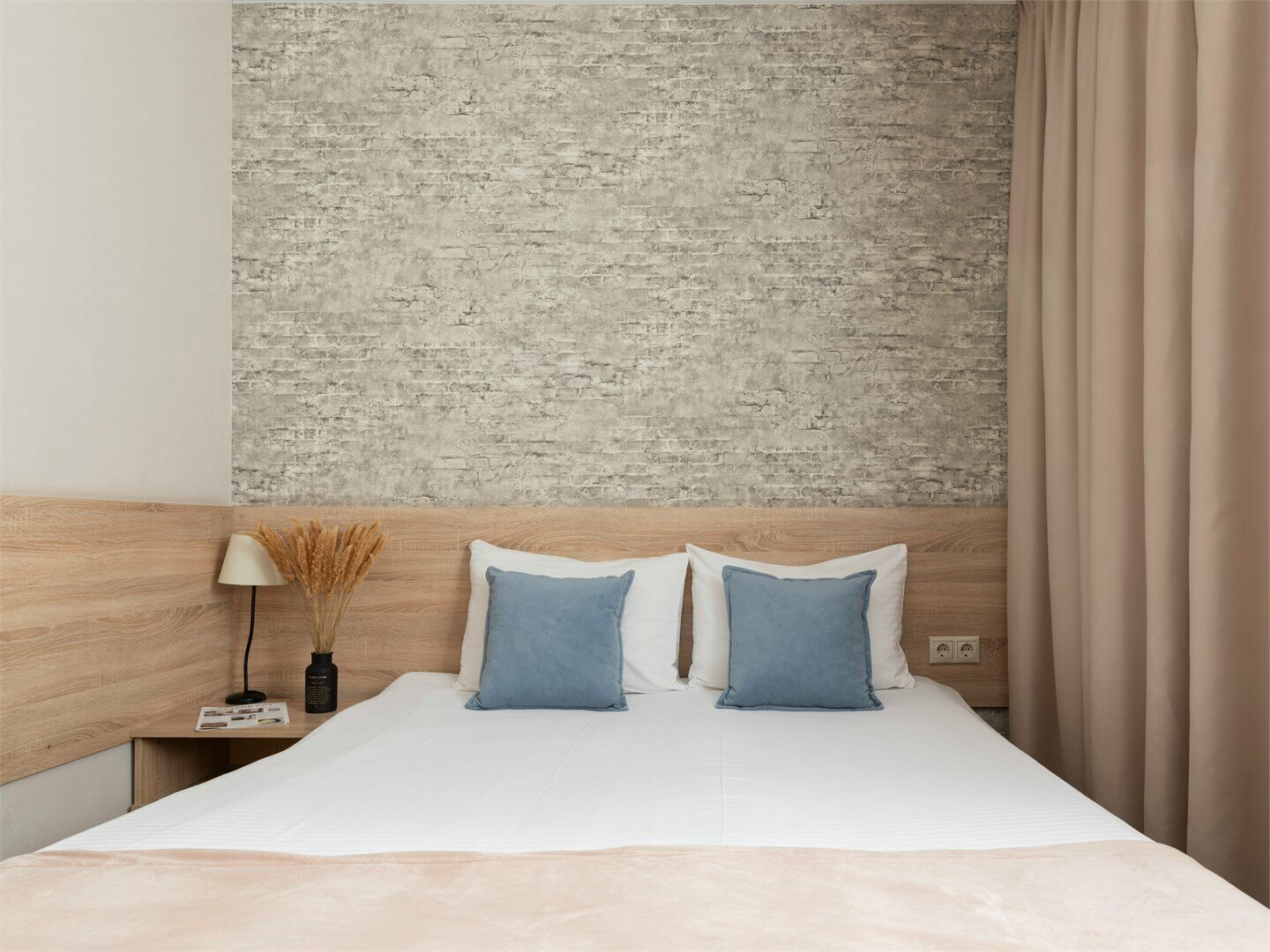 Полулюкс трехместный с диваном