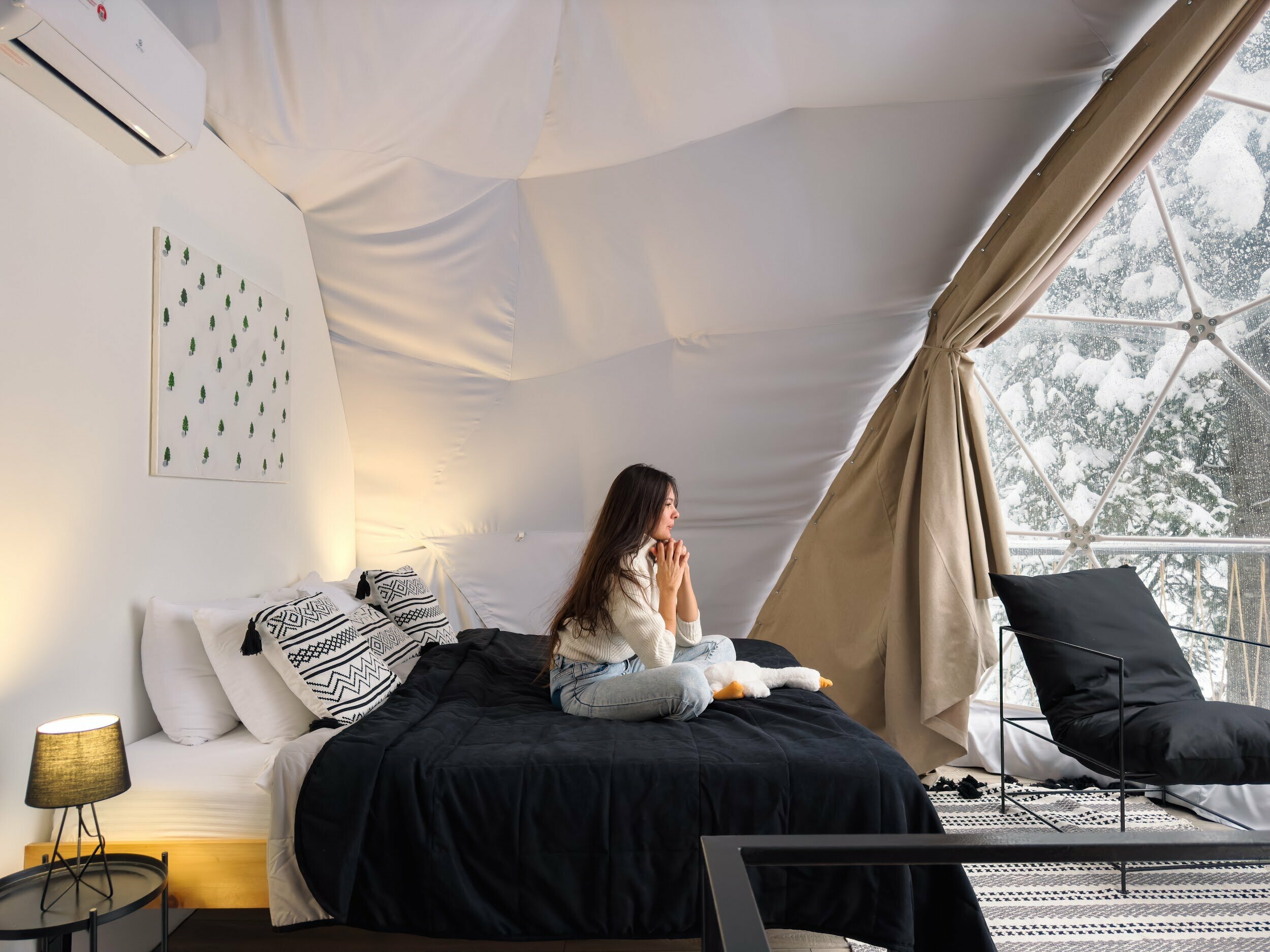 Купол с ванной и видом на озеро