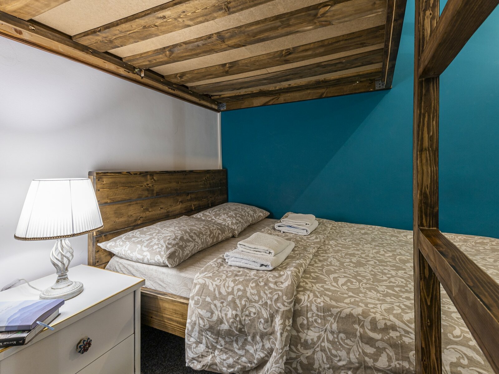 Трехместный номер с общей ванной комнатой