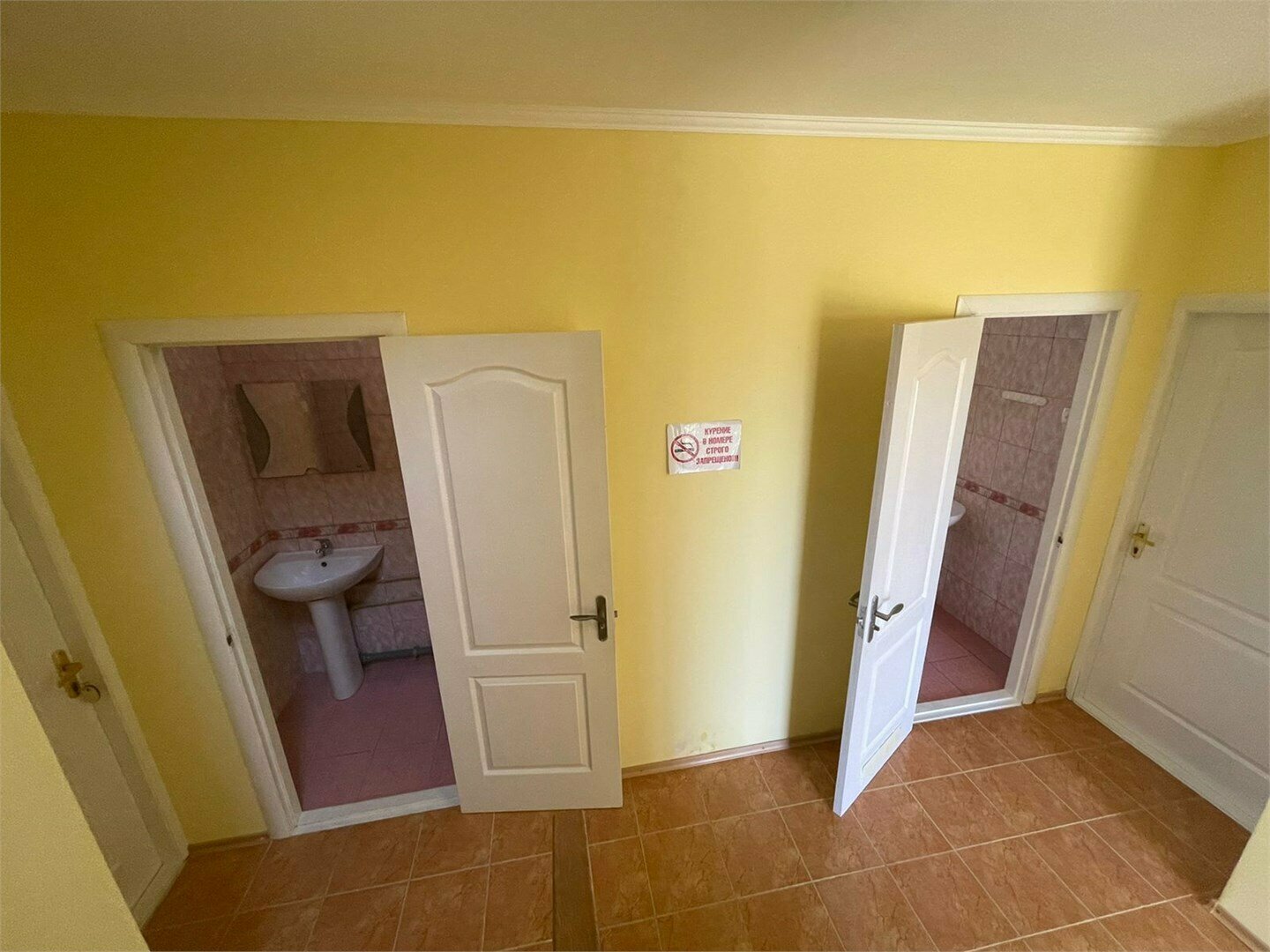 Трехместный номер с основными удобствами и общей ванной комнатой