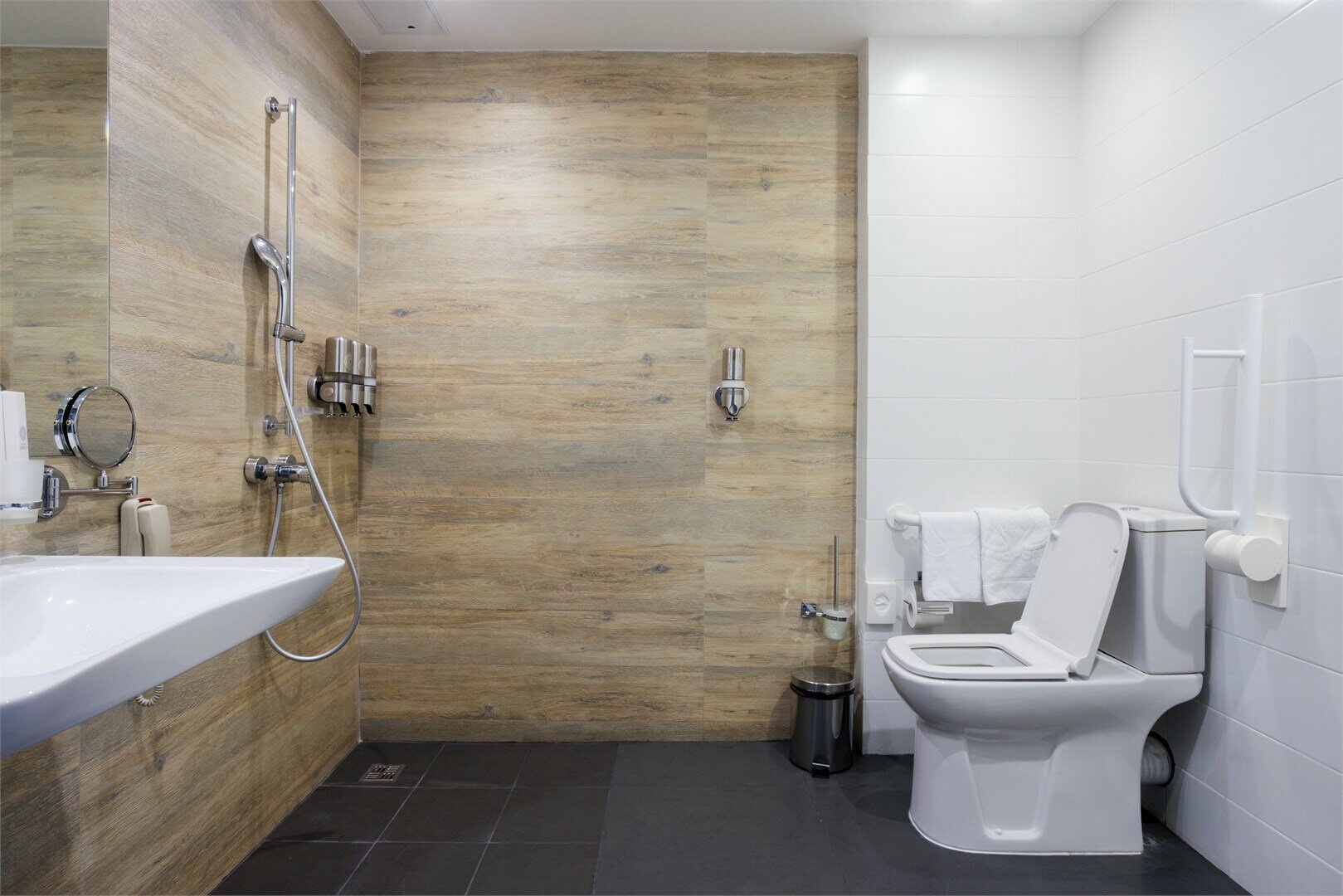 GRAND PREMIER с одной двуспальной кроватью и видом на горы для людей с ограниченными физ. возможностями (с балконом)