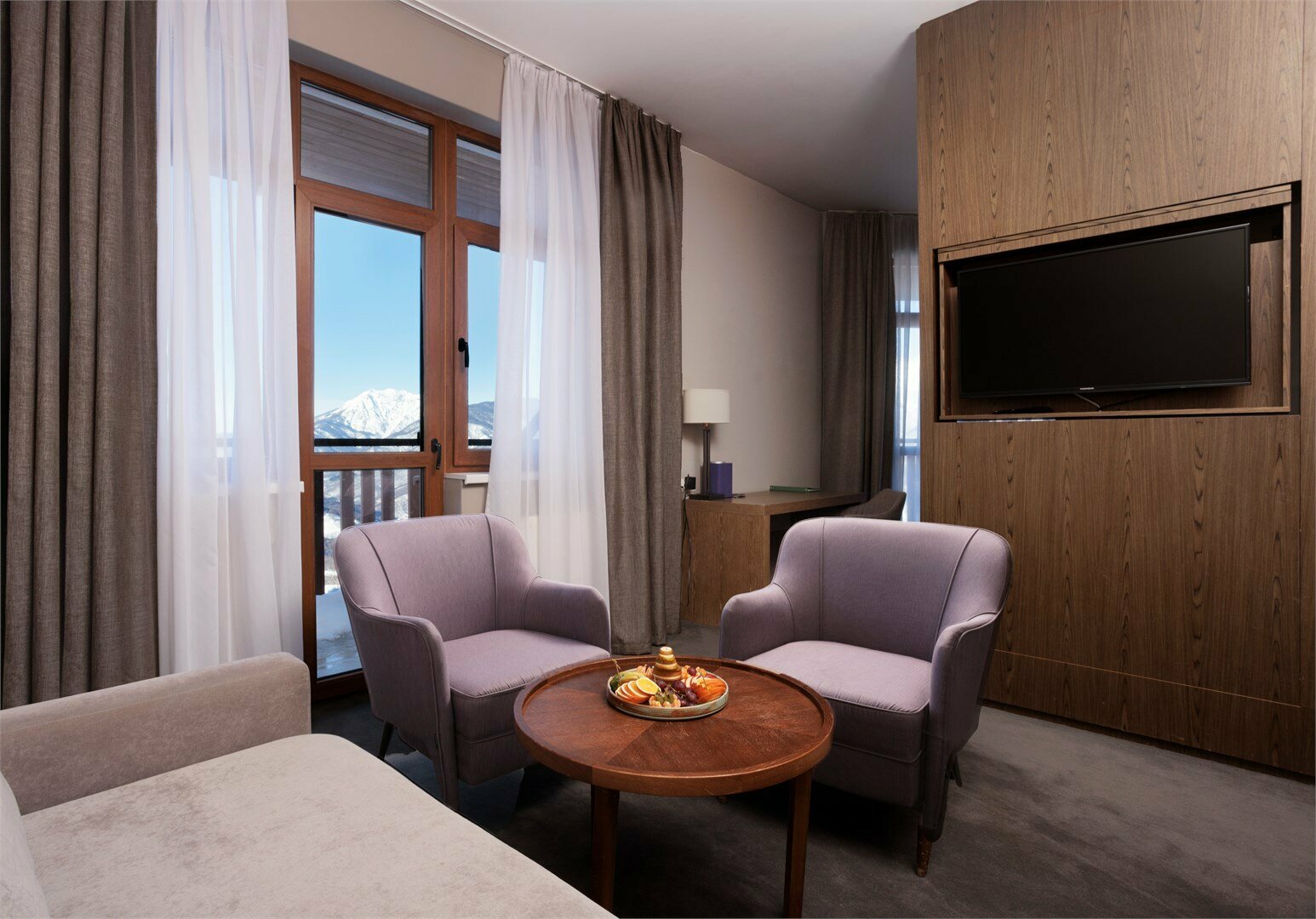 PREMIER SUITE c одной двуспальной кроватью, видом на горы и диваном-кроватью в гостиной зоне (с балконом)