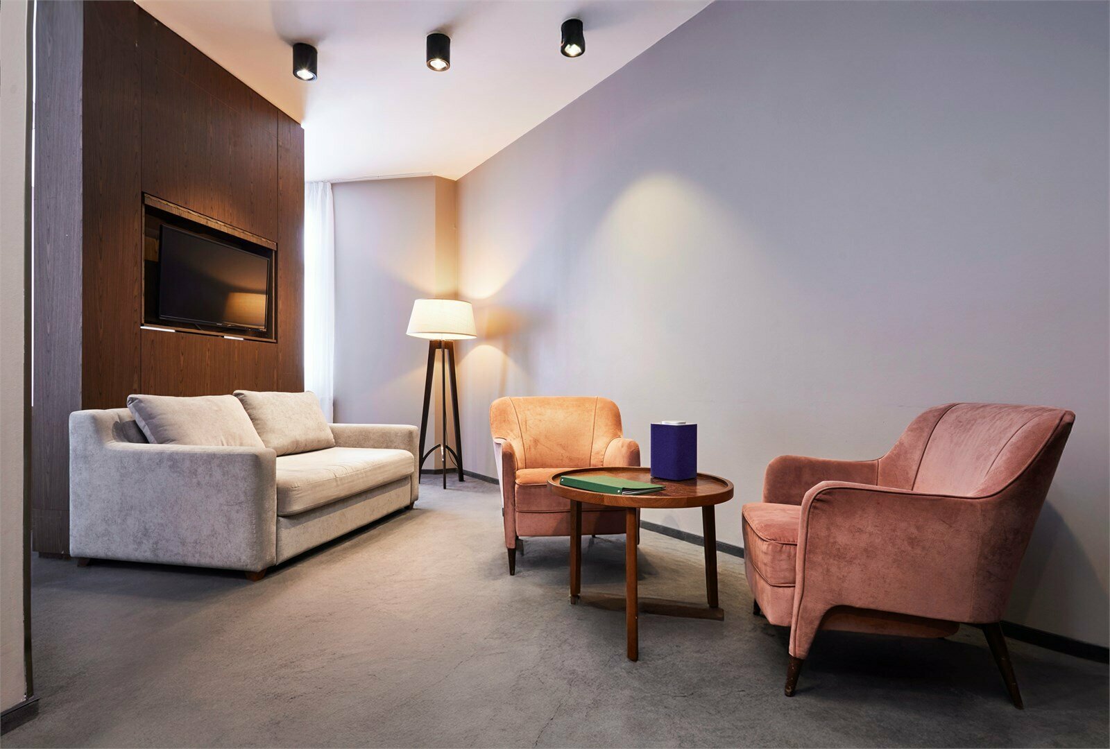 PREMIER SUITE c одной двуспальной кроватью, видом на горы и диваном-кроватью в гостиной зоне (с балконом)