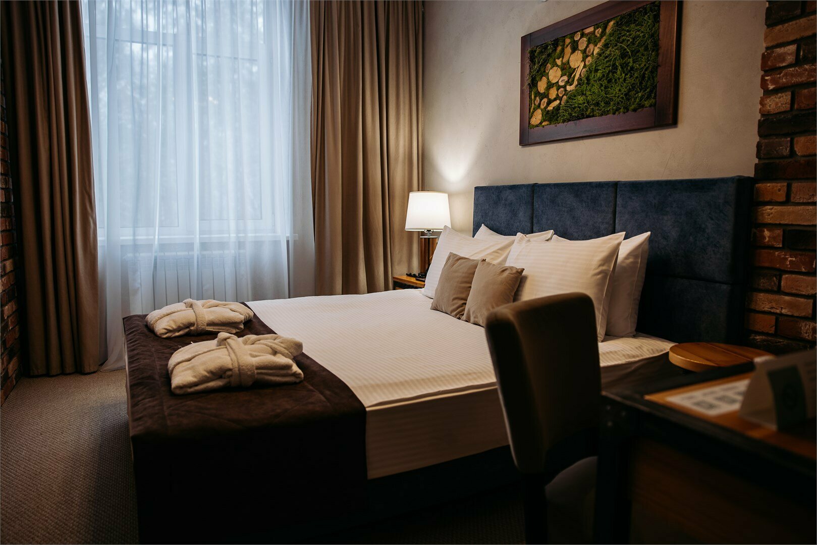 Стандартный номер с одной двухспальной кроватью в стиле лофт