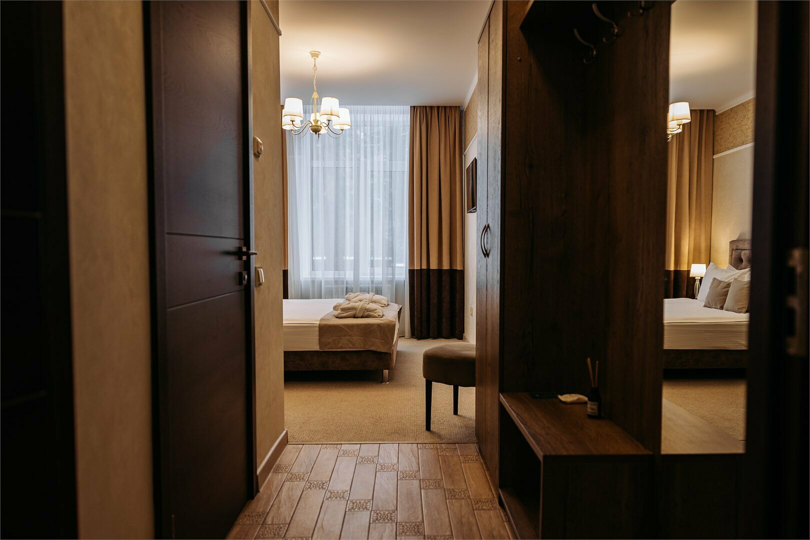 Стандартный номер с одной двуспальной кроватью в классическом стиле