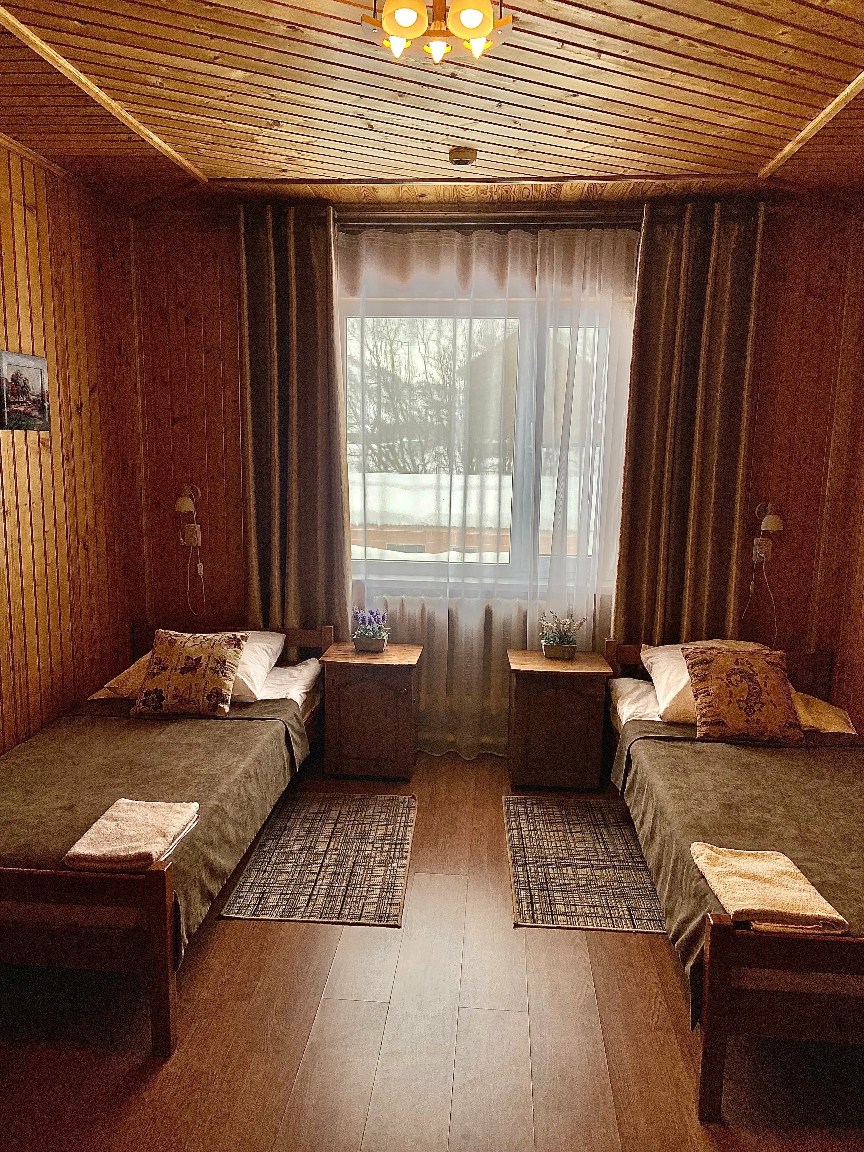 Стандартный двухместный номер с 2 отдельными кроватями и общей ванной комнатой