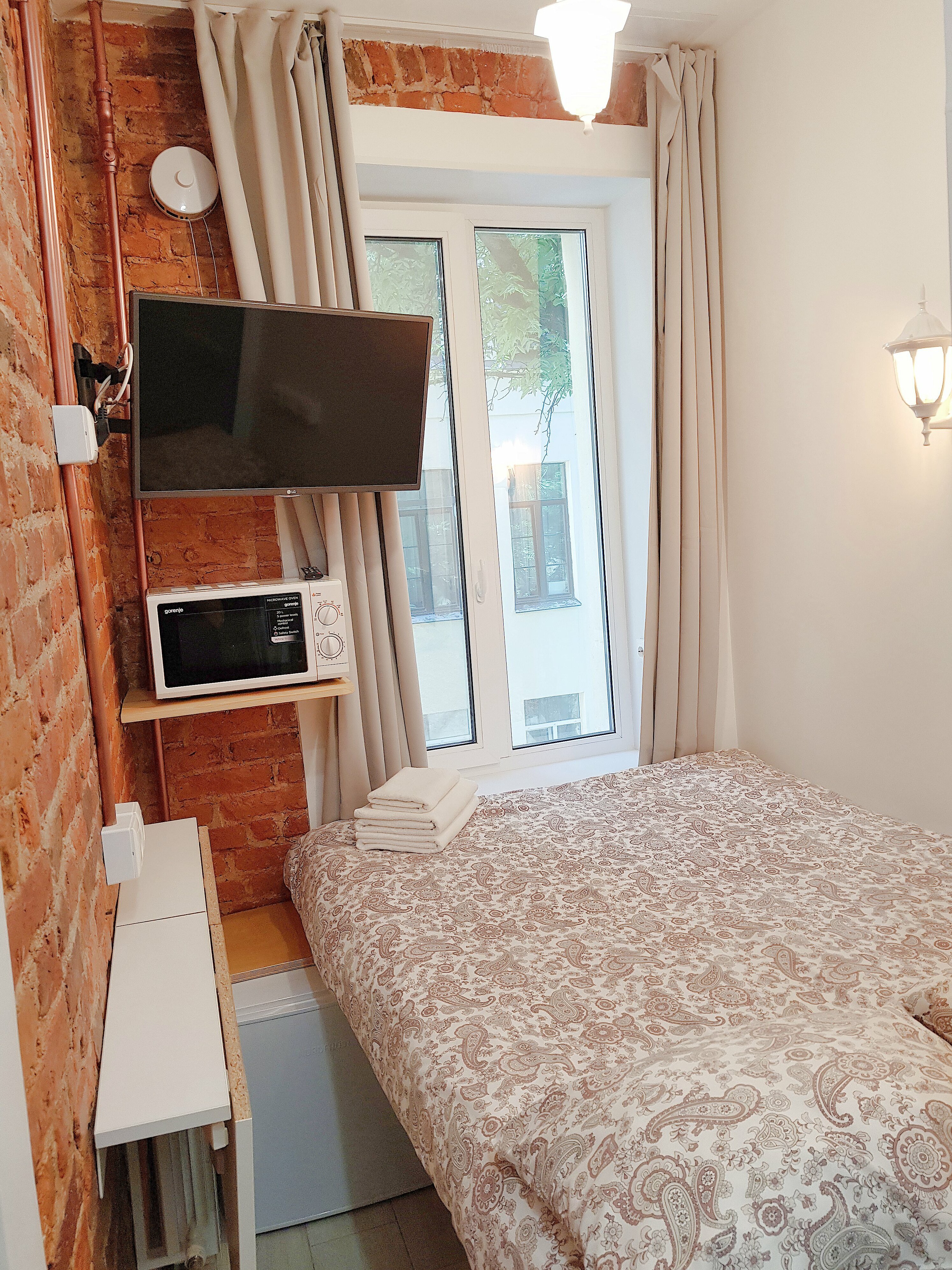 Компактный одноместный номер "с шармом", вид во двор, вмещает 2х гостей