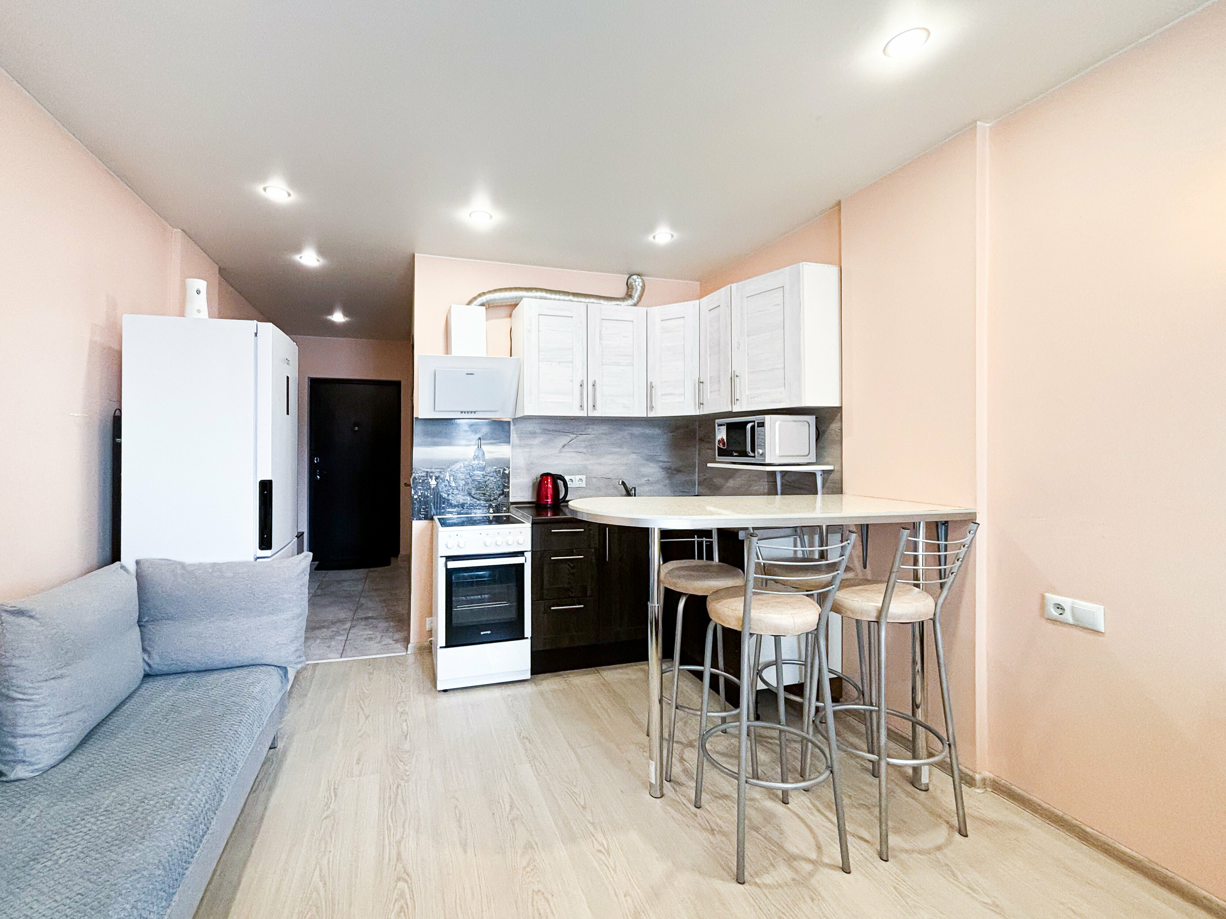 Номер-студия с кроватью размера "king-size" и диван-кроватью