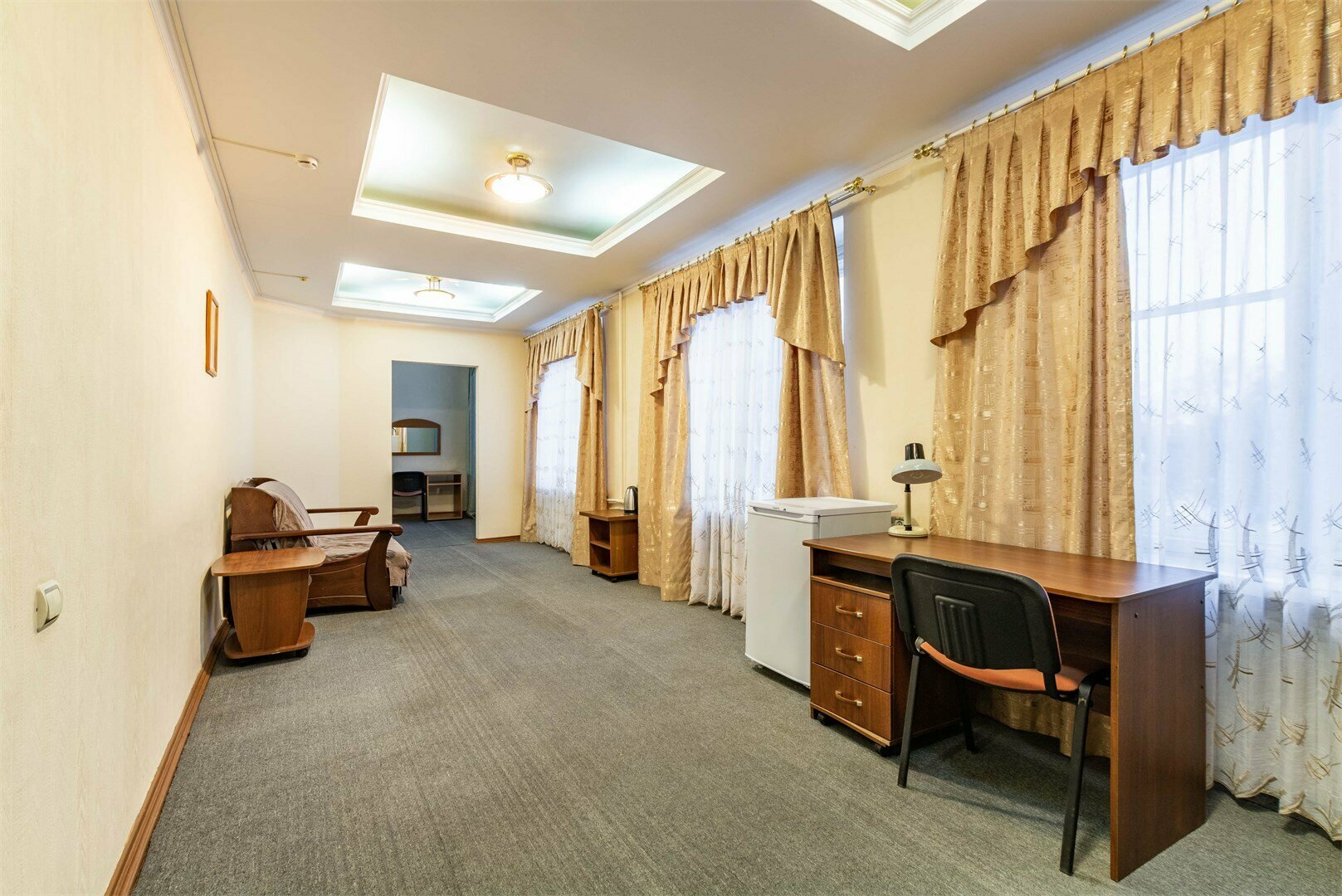 Четырехместный номер СТАНДАРТ УЛУЧШЕННЫЙ с двумя полутораспальными и двумя односпальными кроватями и собственными удобствами