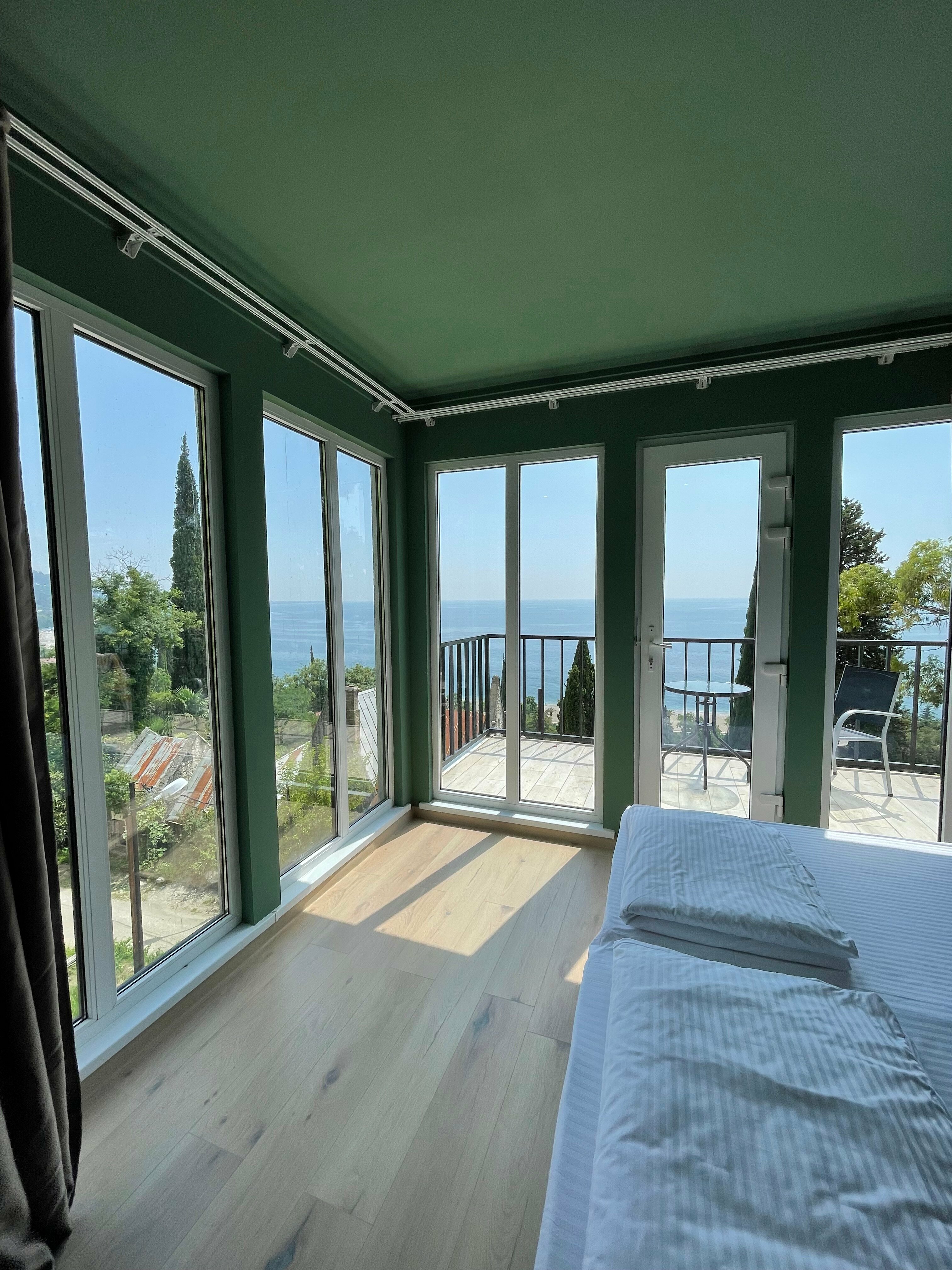 Двухкомнатный четырехместный номер с видом на море