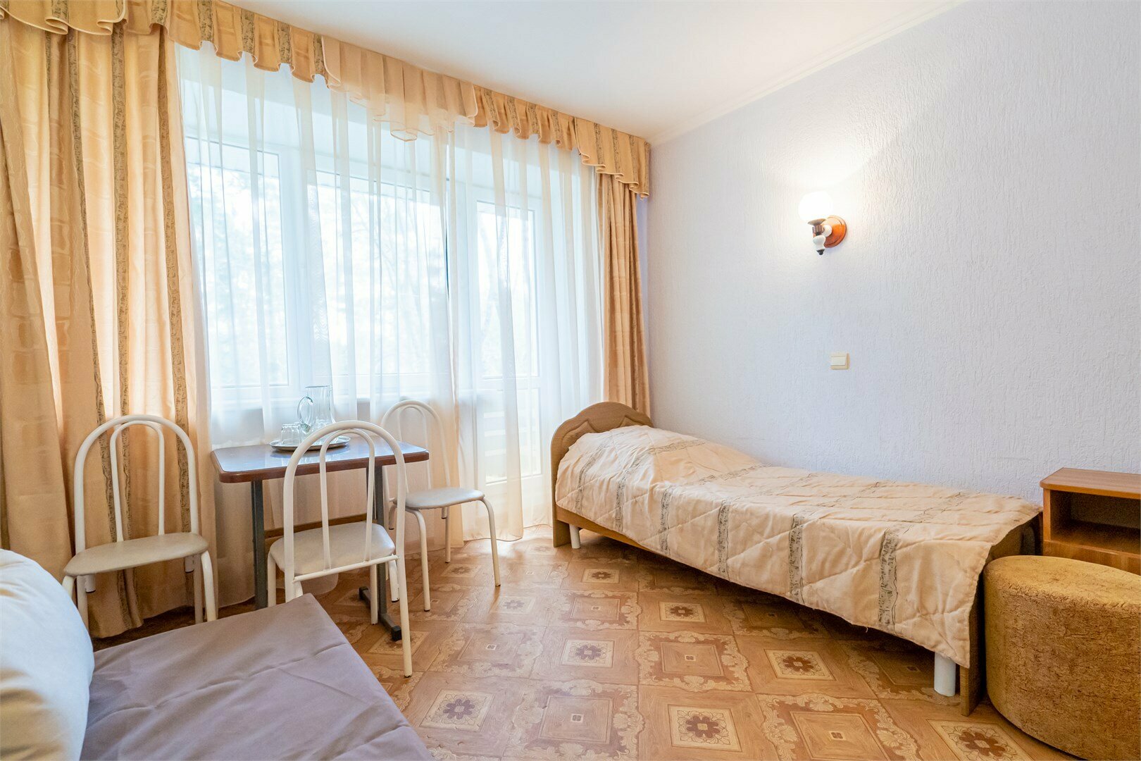 У2 Улучшенный однокомнатный номер с 2 односпальными кроватями и дополнительным местом