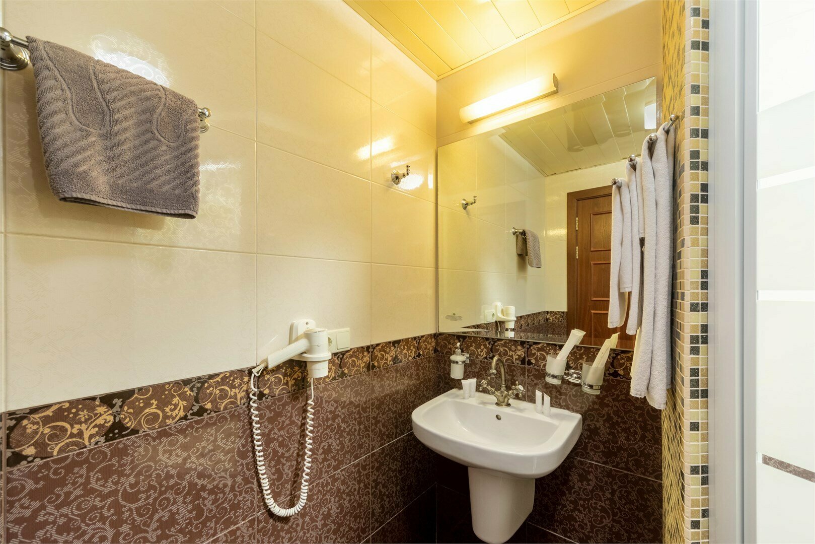 Полулюкс с душевой кабиной