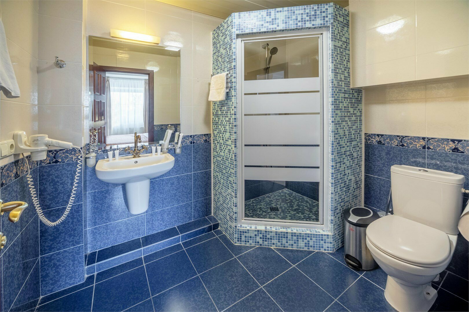 Полулюкс с душевой кабиной