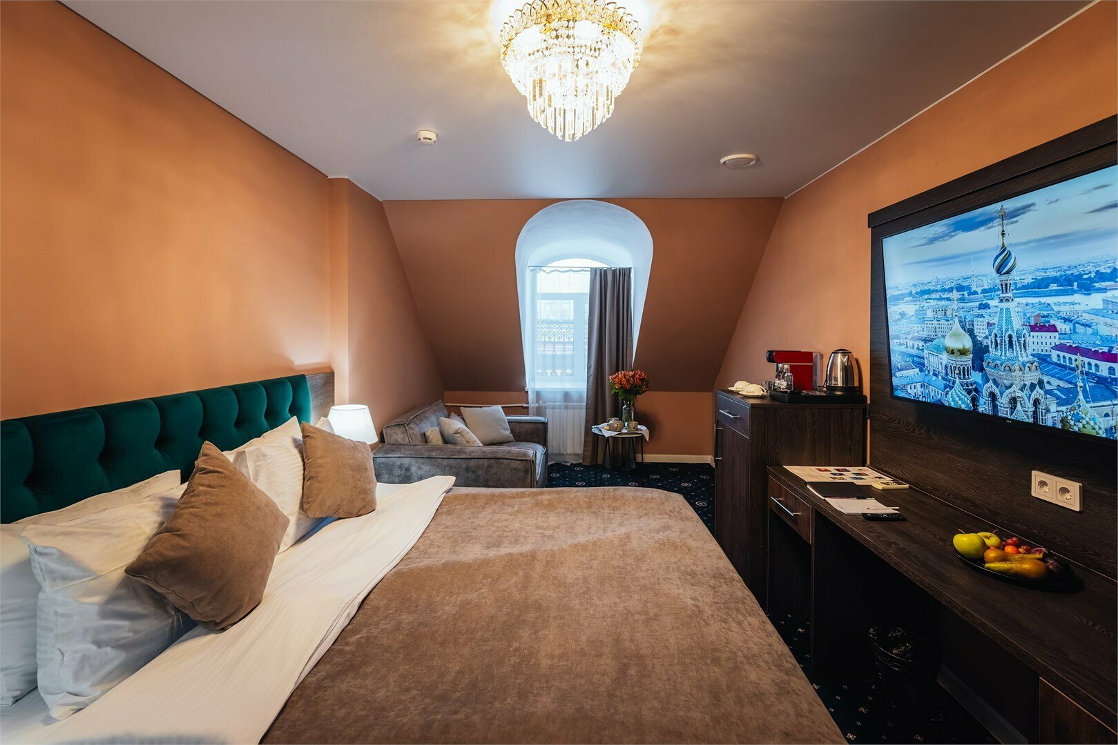 Номер на мансарде с окнами на Малую Конюшенную