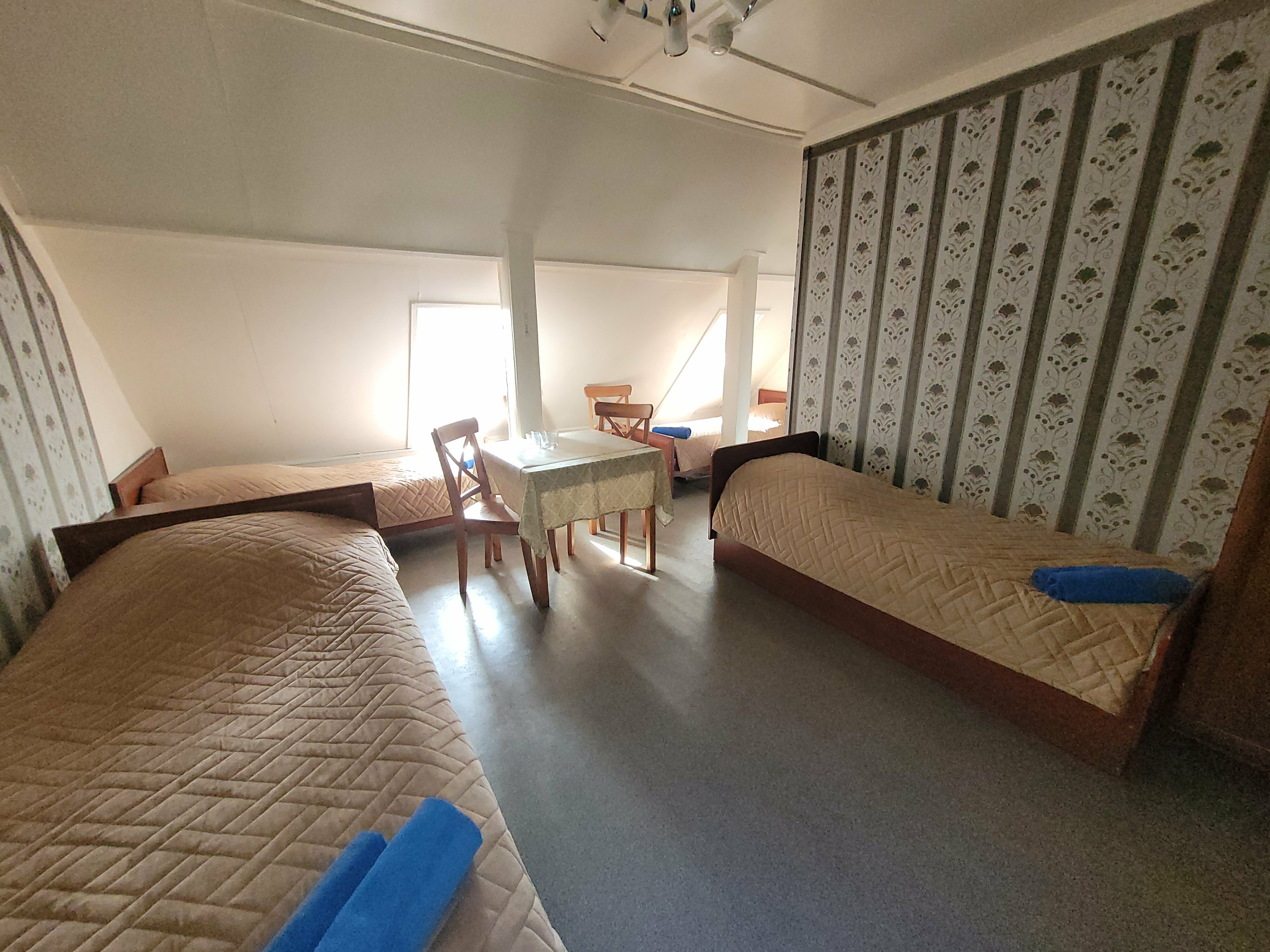 Четырехместный номер эконом-класса с общей ванной комнатой