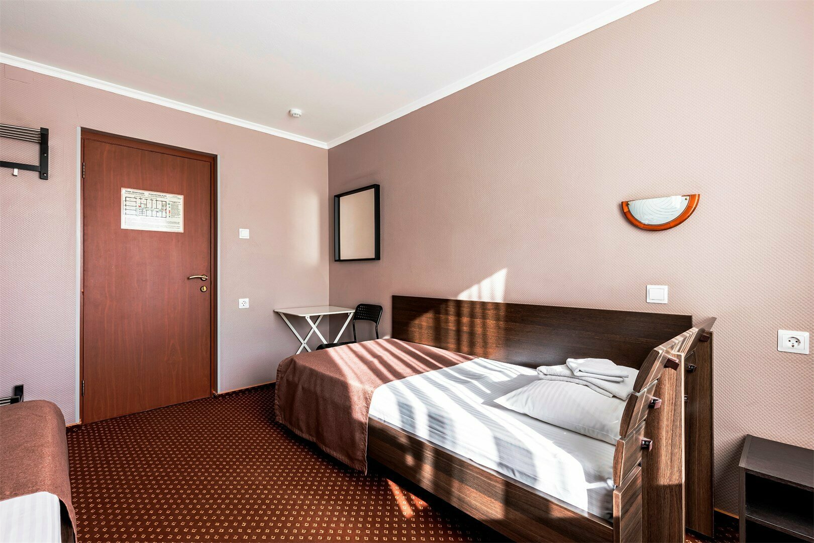 Двухместный номер с балконом и общими удобствами на этаже