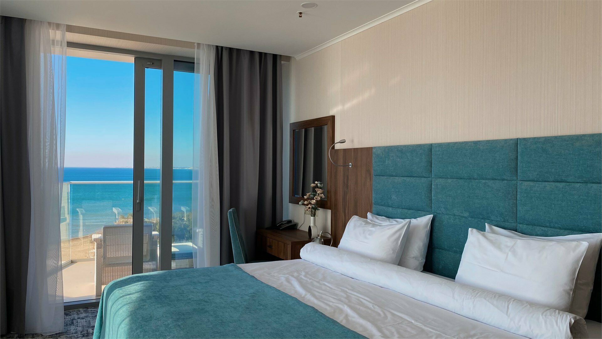 Трехкомнатные Апартаменты с джакузи и видом на море