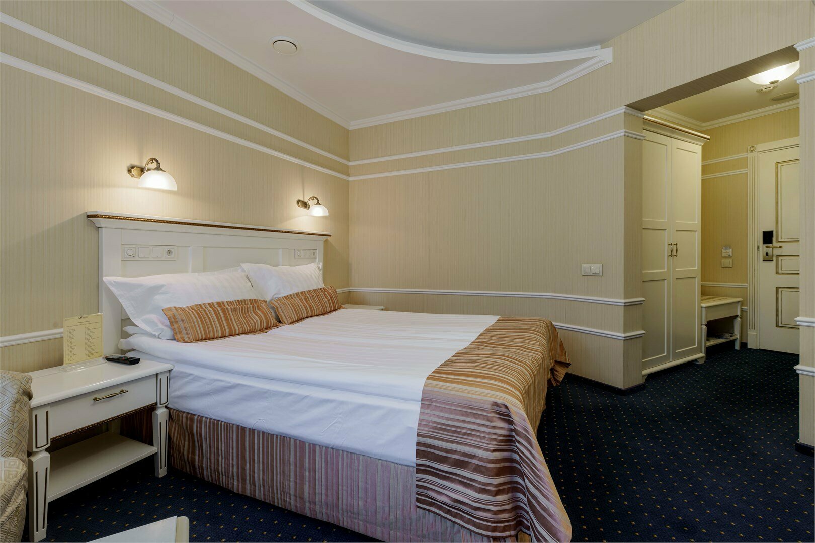 Стандартный номер c кроватью QUEEN SIZE и балконом