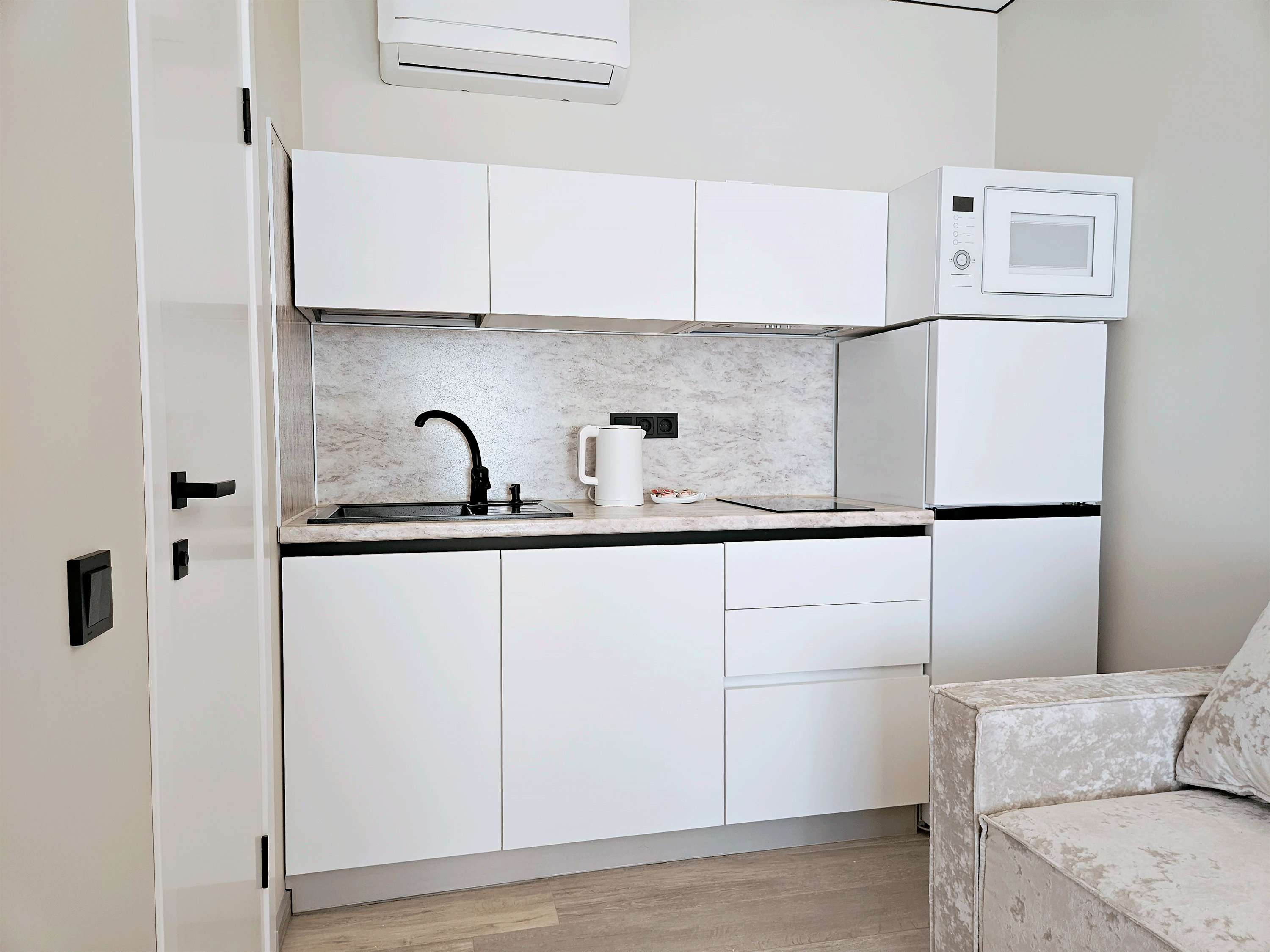 Studio room с двумя раздельными кроватями или одной большой и диваном на верхнем этаже с террасой