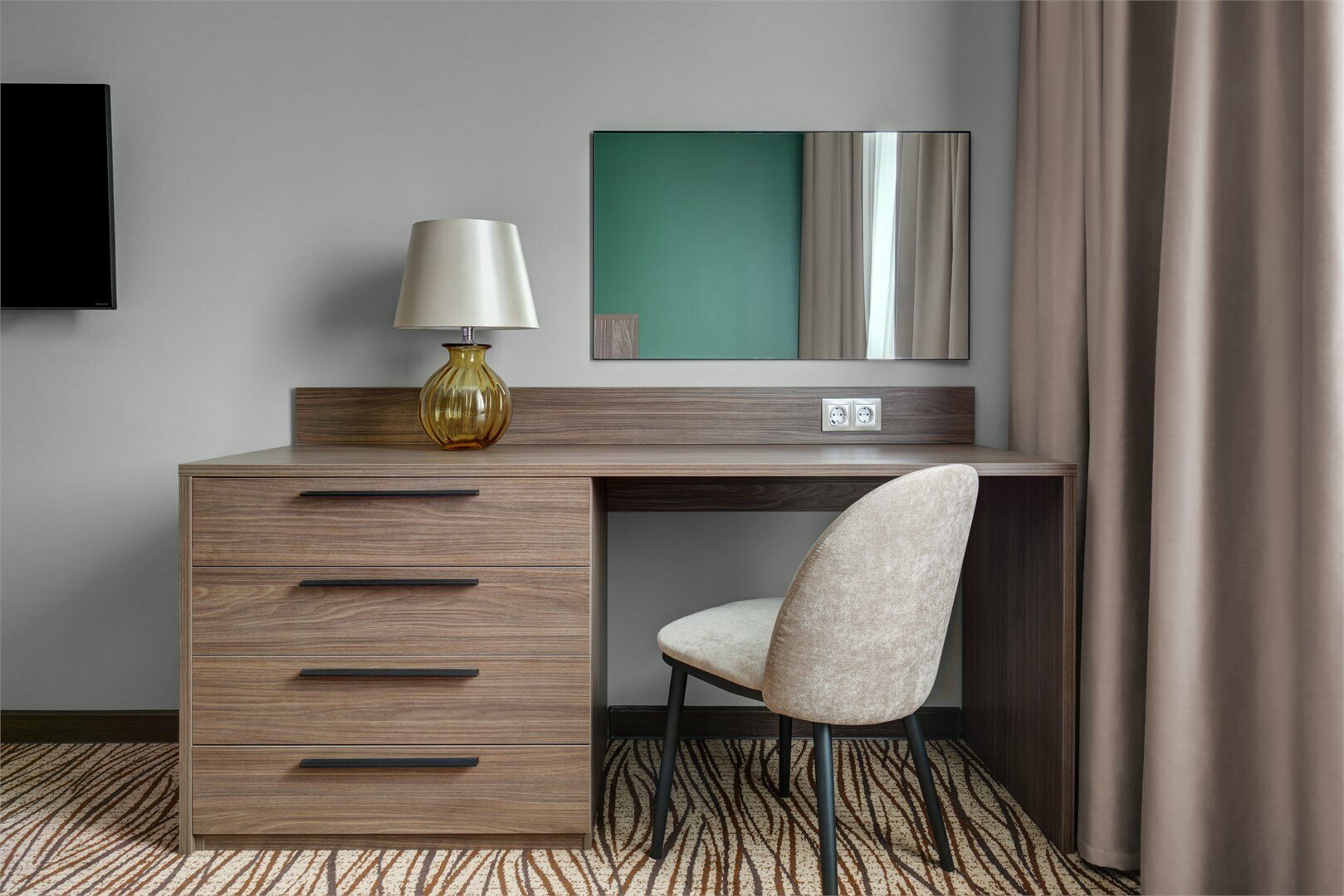 Представительский двухкомнатный люкс с большой двуспальной кроватью и диваном