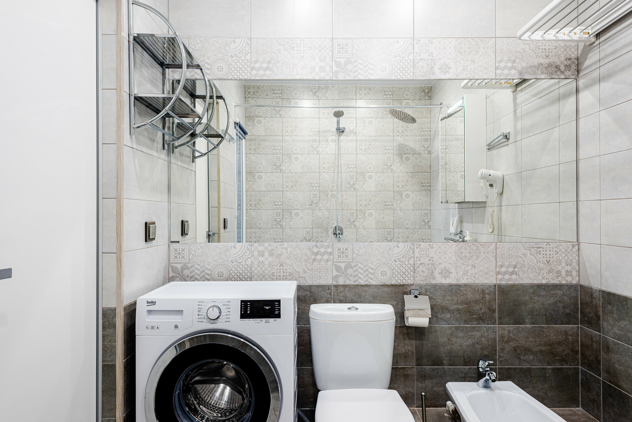 11. Угловой четырёхместный номер с видом на город (17)