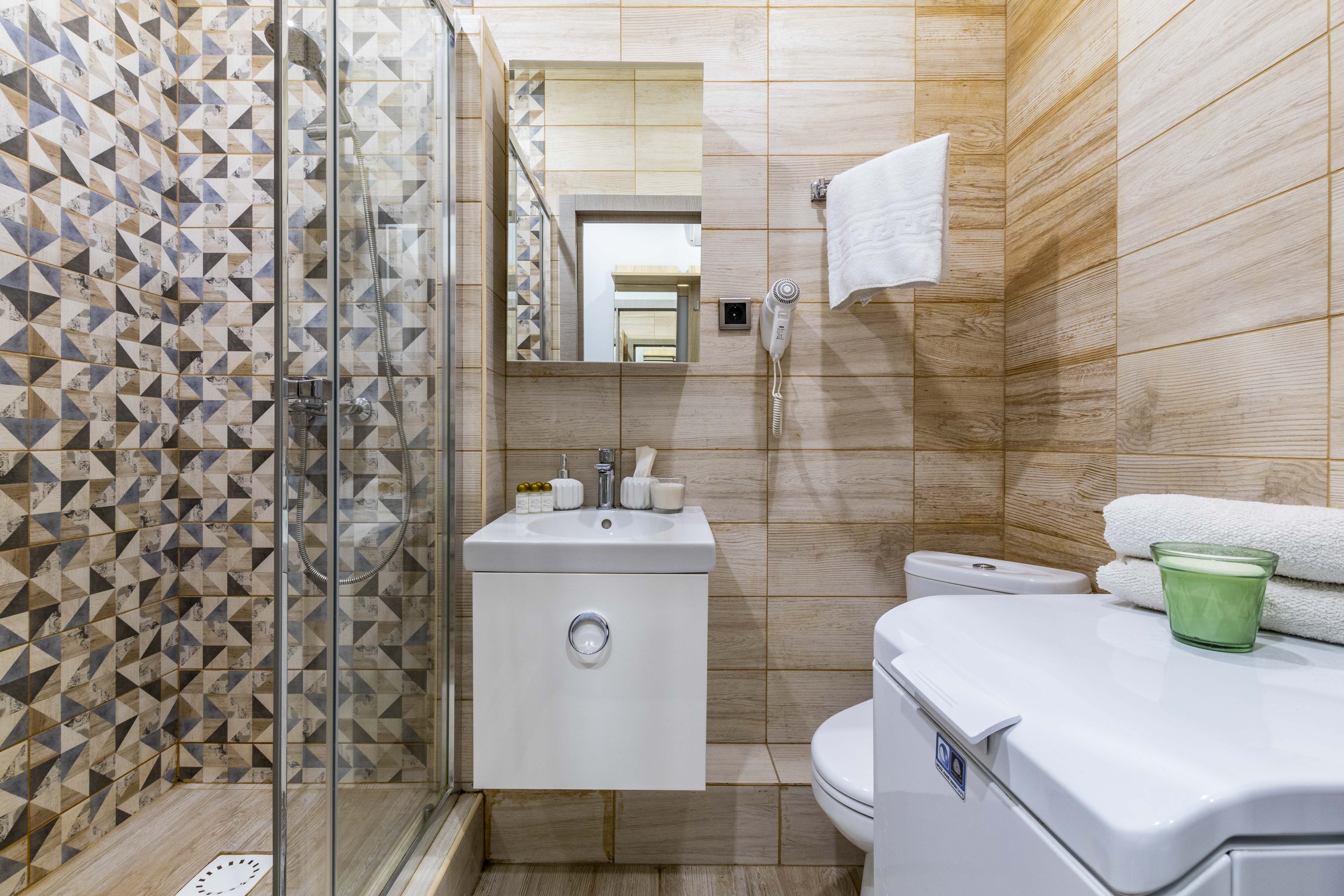 11. Трёхместный номер с видом на город (13)