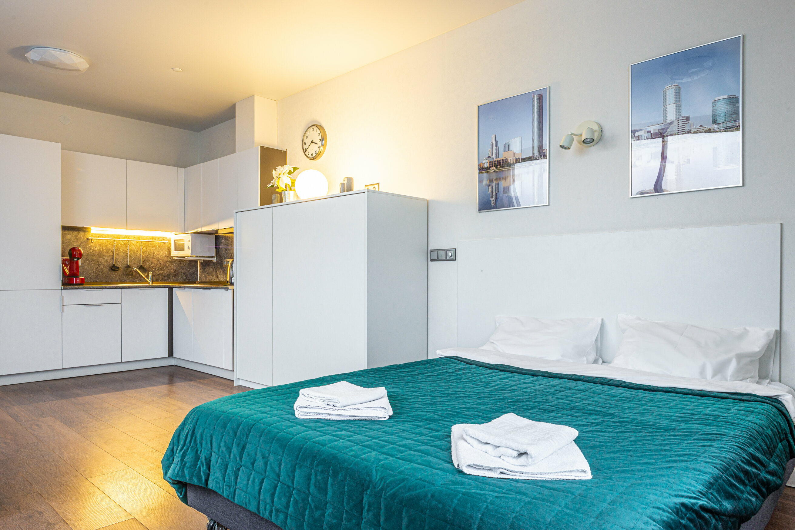 11. Угловой четырёхместный номер с видом на город (17)