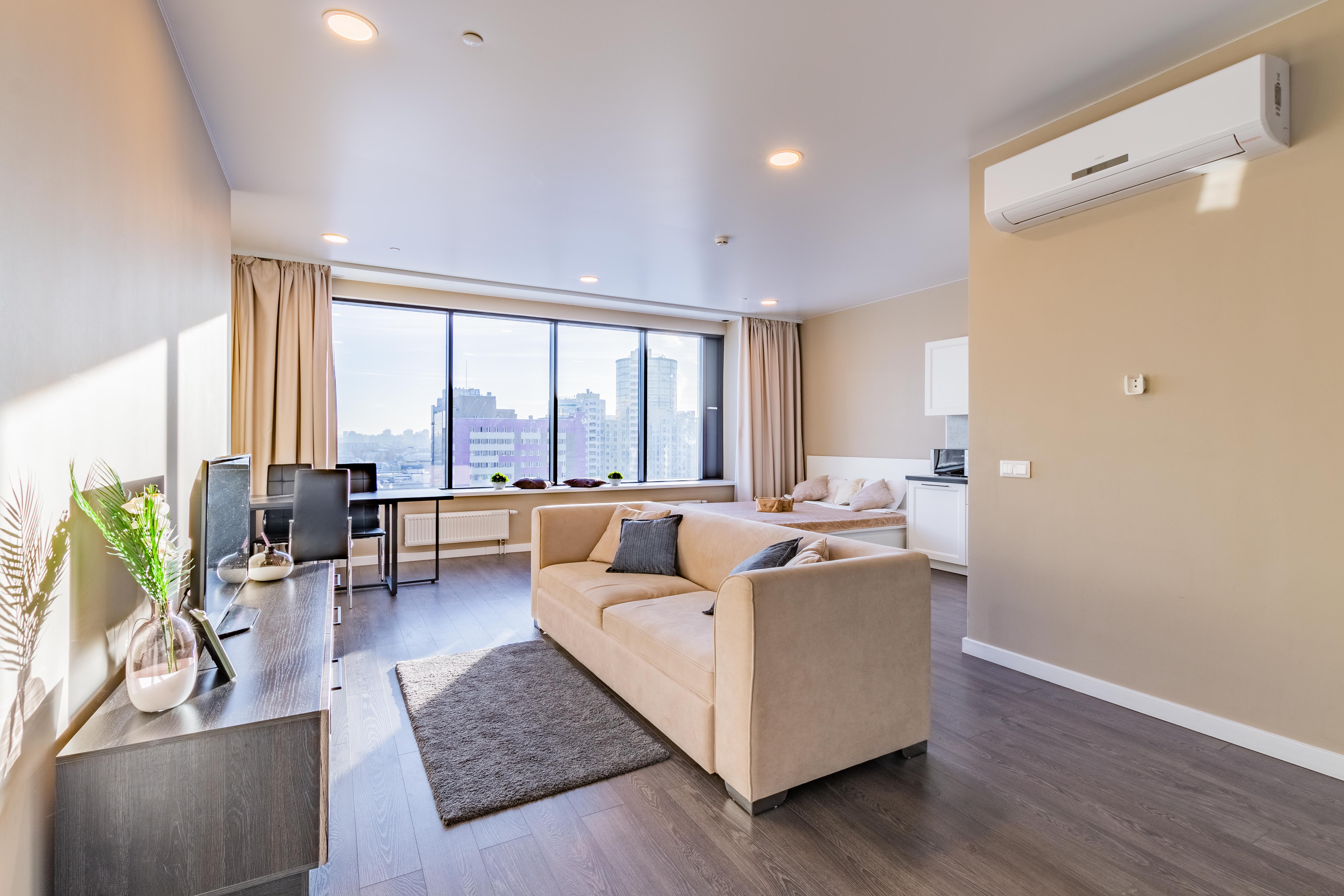 14. Четырёхместный люксовый апартамент с видом на город (02)