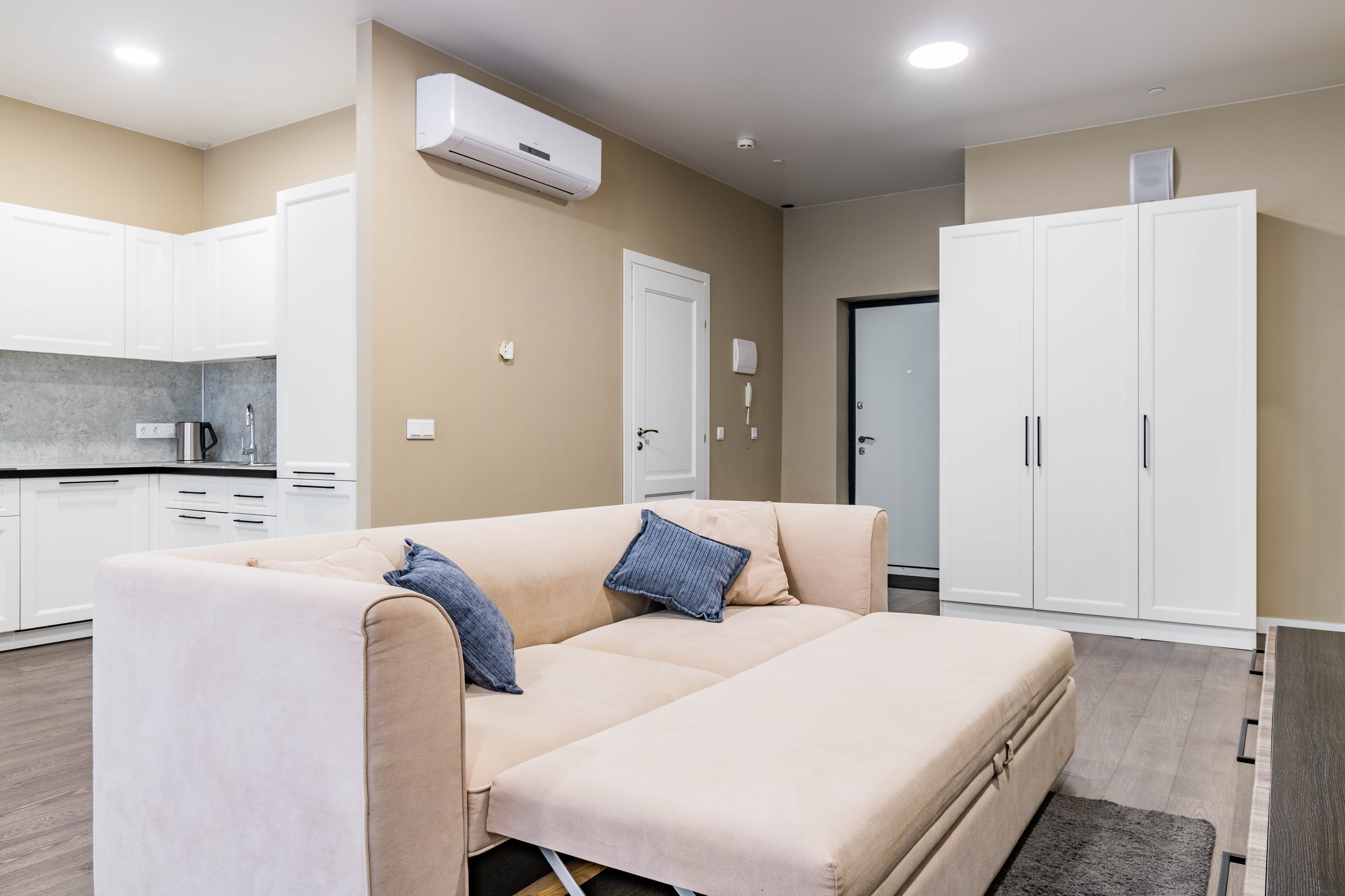 14. Четырёхместный люксовый апартамент с видом на город (02)