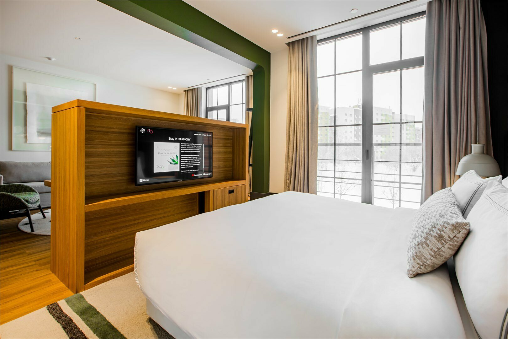 NEO Гранд Люкс с одной большой кроватью