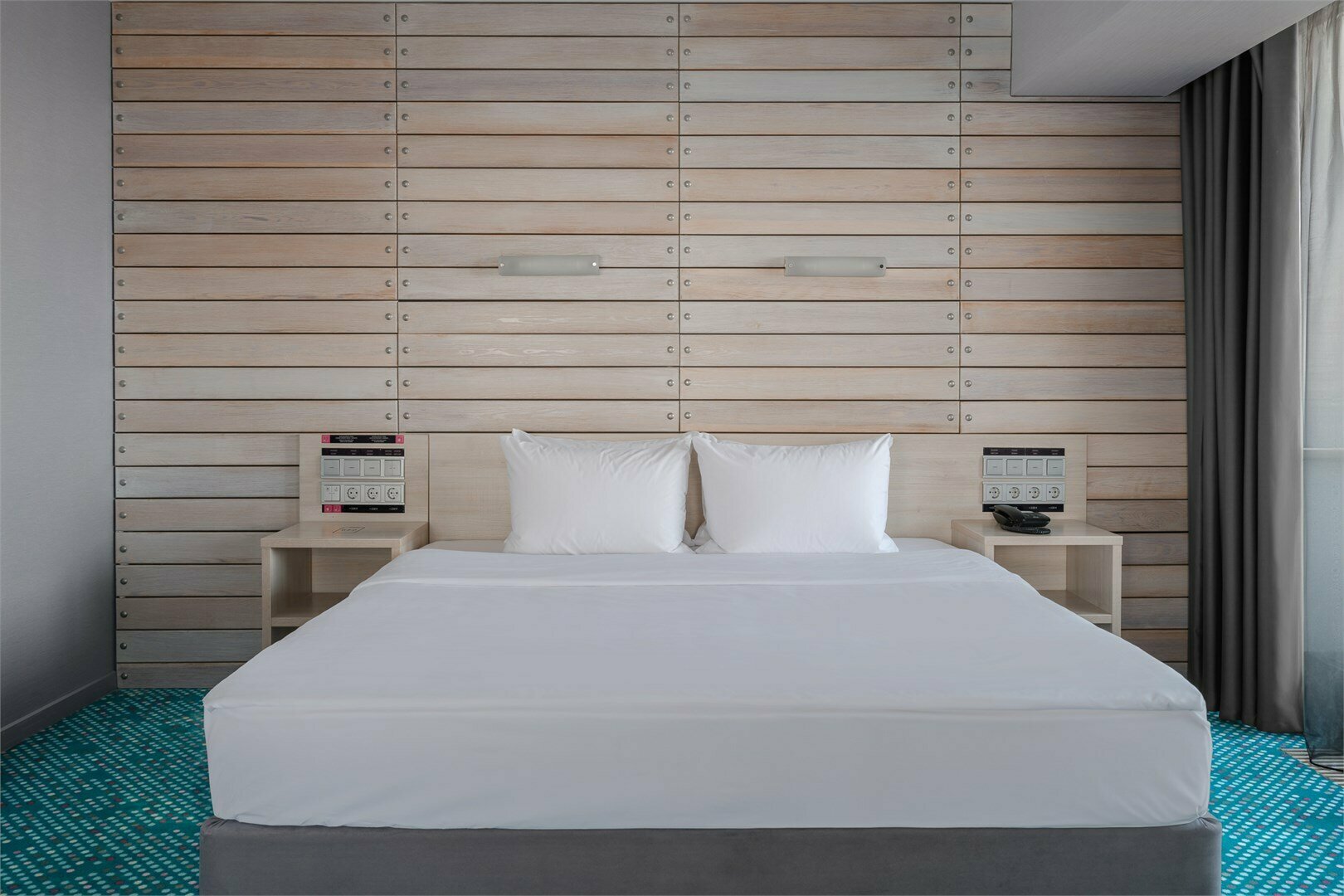 Люкс студия с двуспальной кроватью и диваном (YALTA INTOURIST)