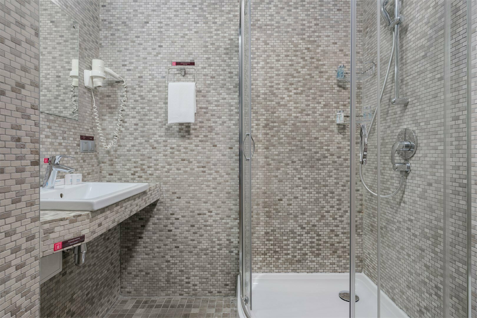 Люкс двухкомнатный с двуспальной и двумя односпальными кроватями / раскладными креслами (GREEN PARK)