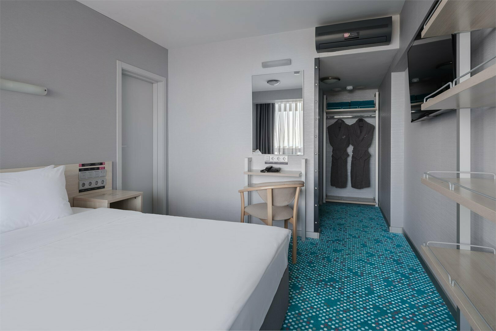 Люкс двухкомнатный с двуспальной кроватью и диваном (YALTA INTOURIST)