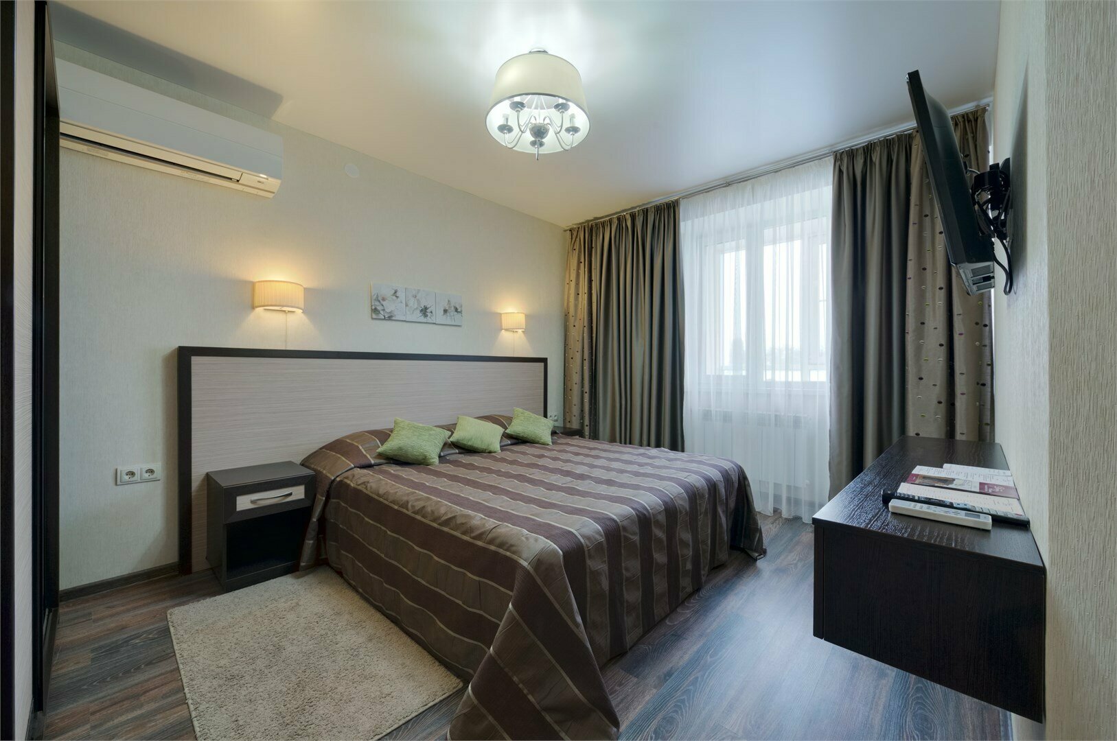 Однокомнатный номер-студия бизнес-класса с гостиной-кухней и спальней