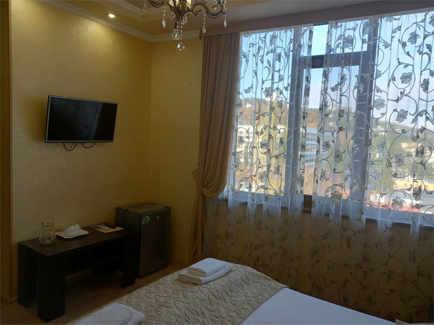 "Стандарт"  c боковым видом на море - без балкона (одна двуспальная кровать)