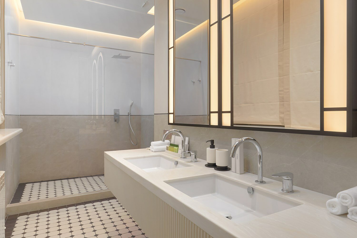 Двухкомнатный люкс с большой кроватью и диваном