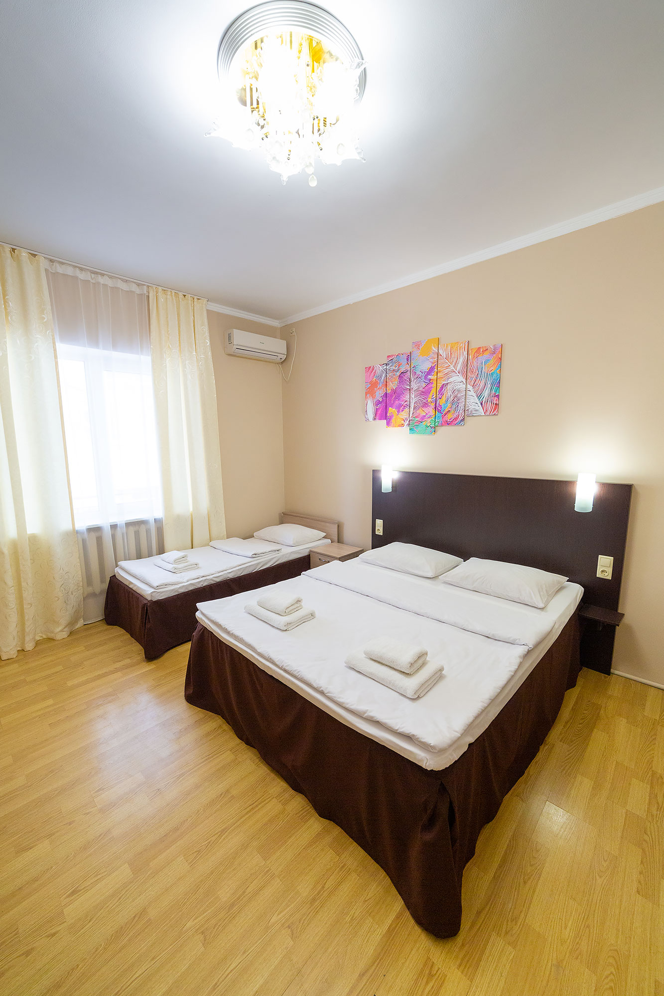 Семейный Трехместный номер с большой ванной комнатой.