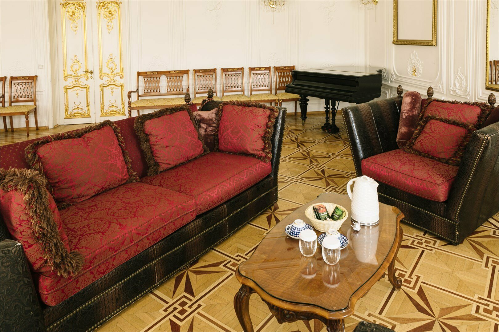 Двухкомнатный гранд-люкс (зал - вид на площадь, спальня - во внутренний дворик)