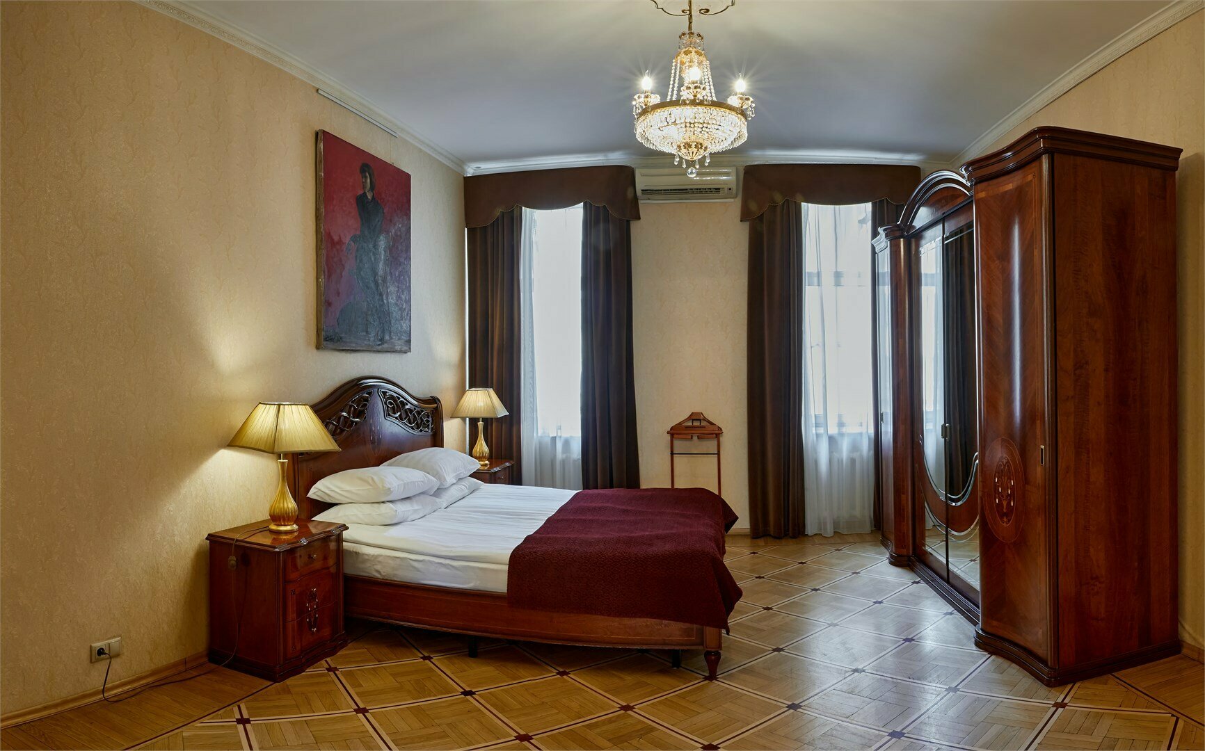 Двухкомнатный гранд-люкс (зал - вид на площадь, спальня - во внутренний дворик)