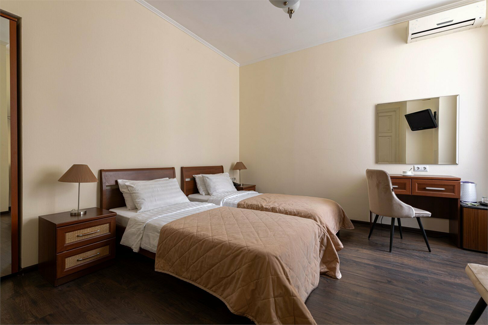 Улучшенный номер с 1 большой или 2 раздельными кроватями (кондиционер)