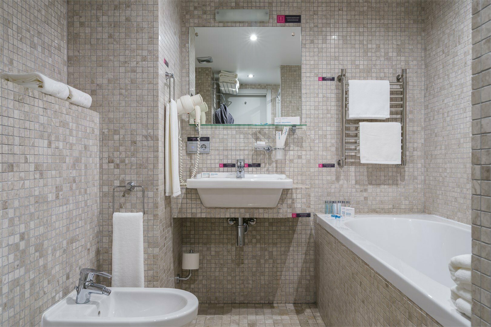 Люкс студия с двуспальной кроватью и диваном (YALTA INTOURIST)