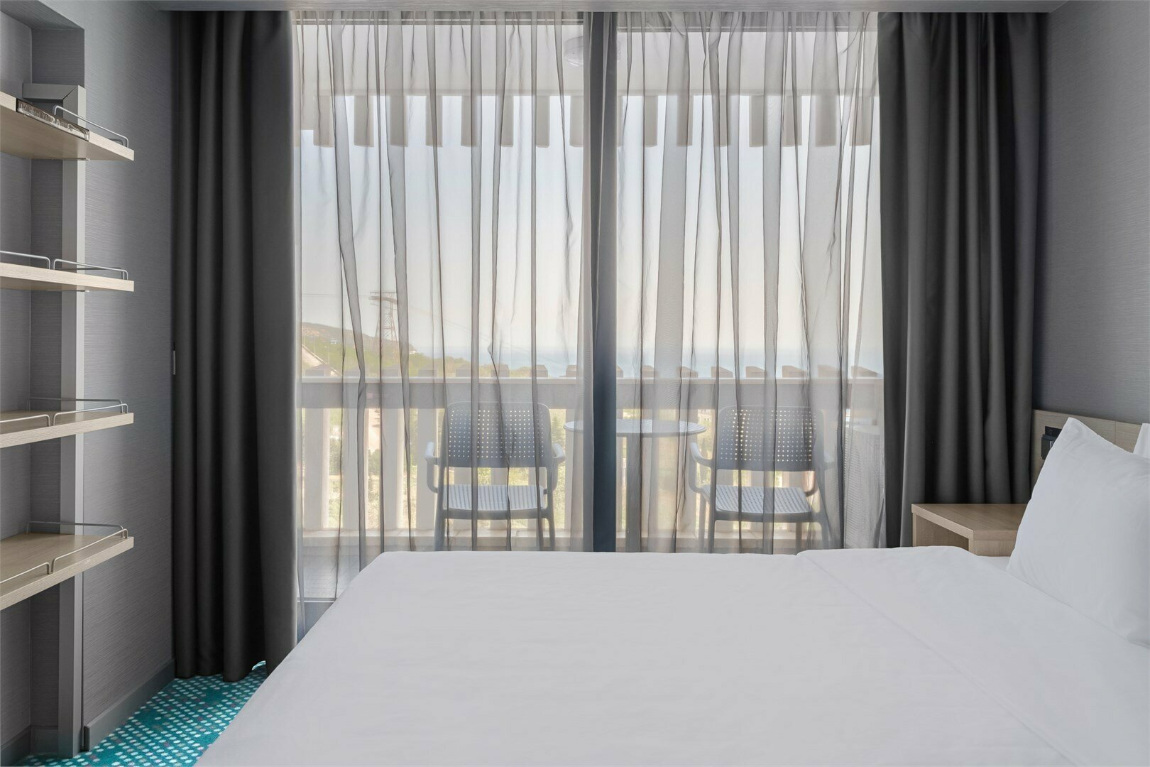 Люкс двухкомнатный с двуспальной кроватью и диваном (YALTA INTOURIST)