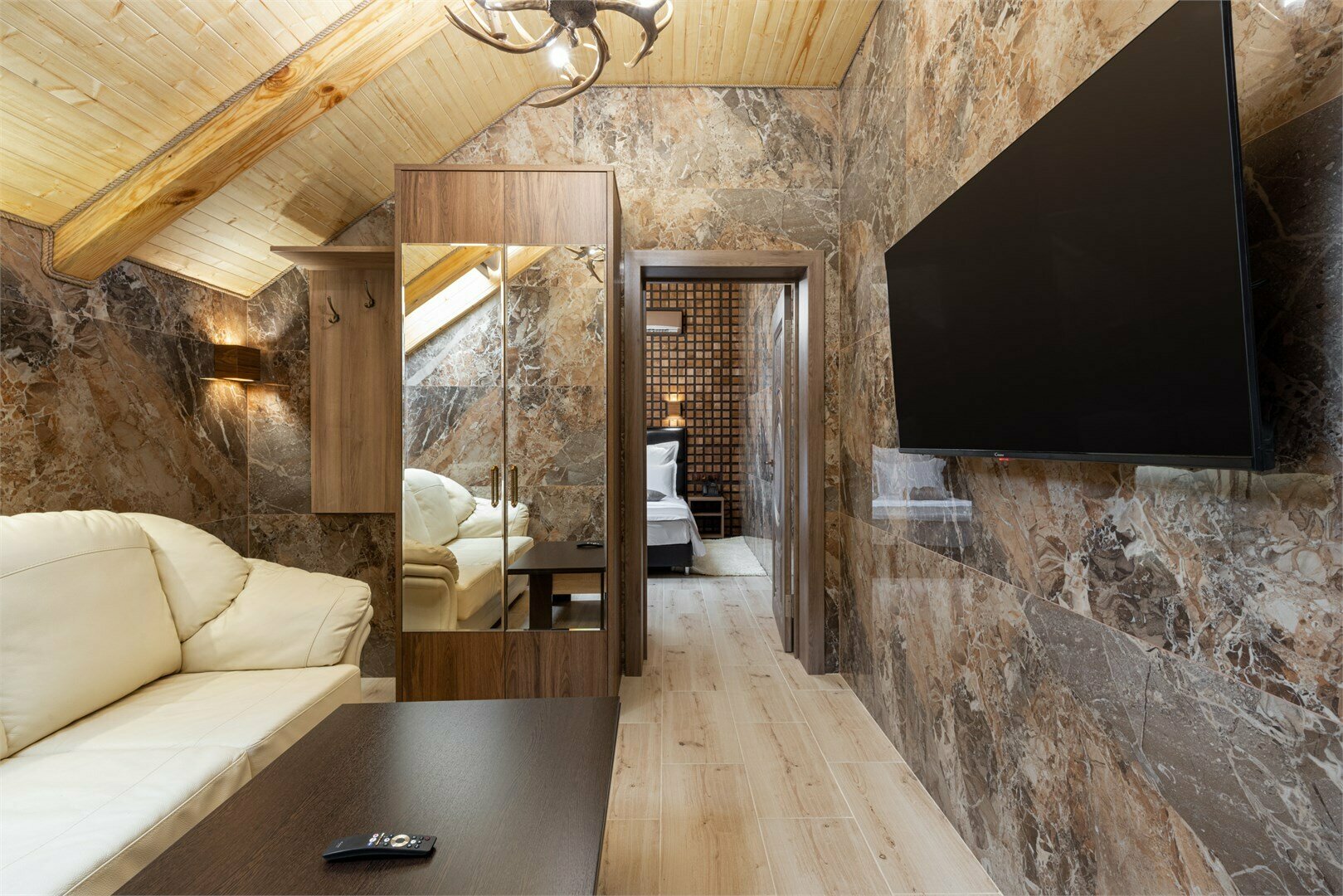 Полулюкс с мансардными окнами