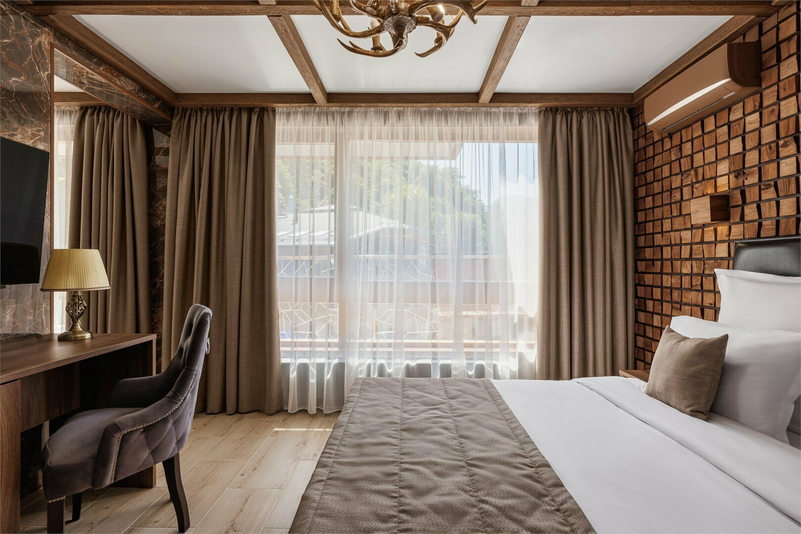 Полулюкс с балконом и видом на горы