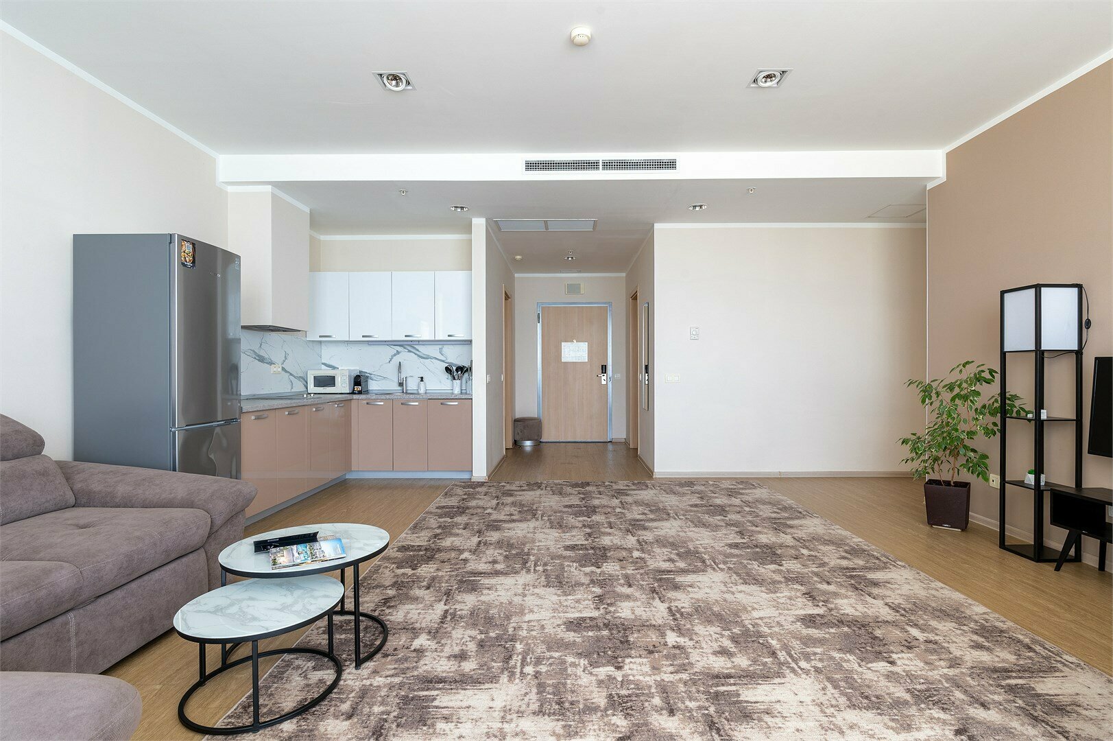 Трехкомнатные улучшенные апартаменты с двумя спальнями (7 этаж)