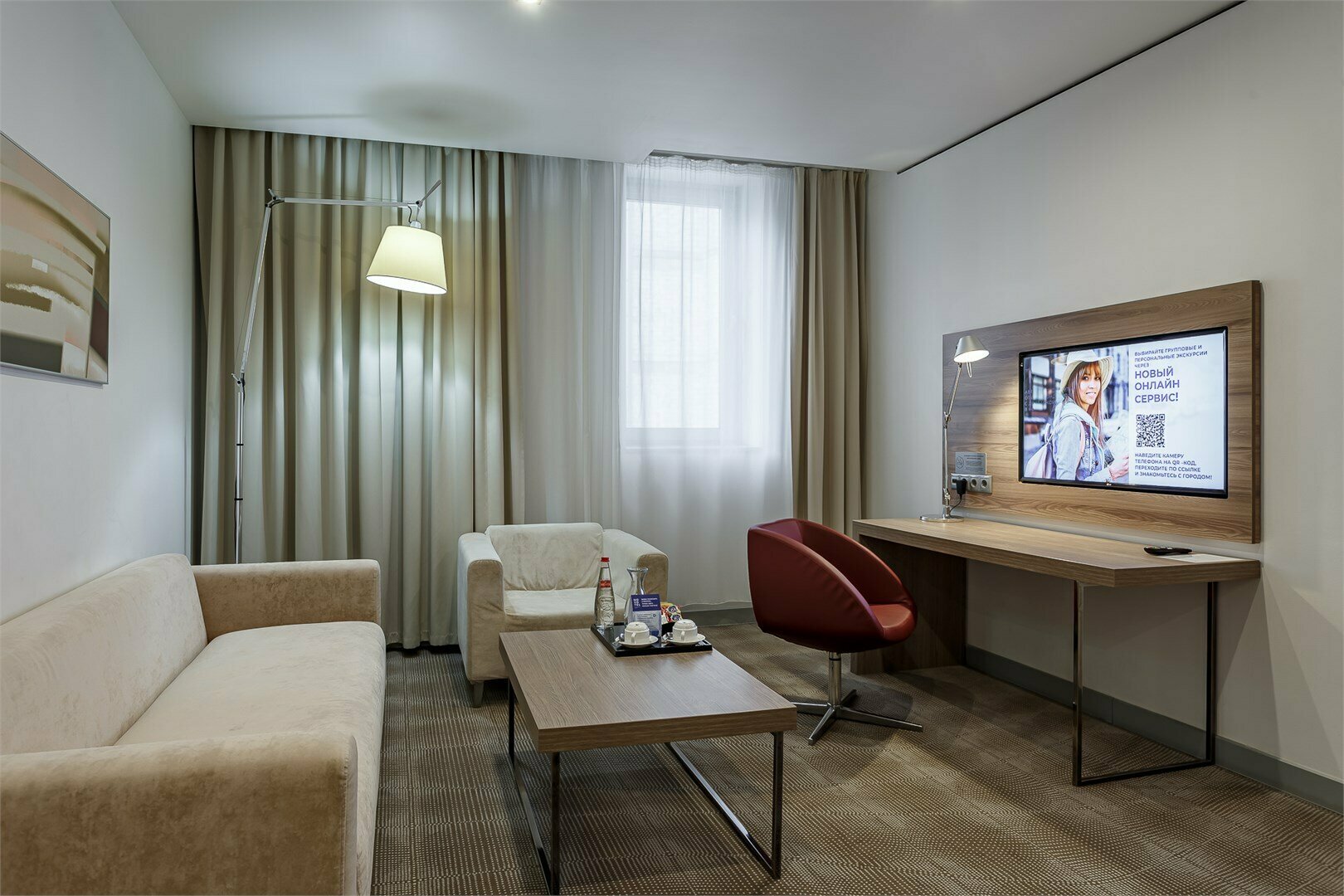 Номер Suite с двуспальной кроватью и диваном