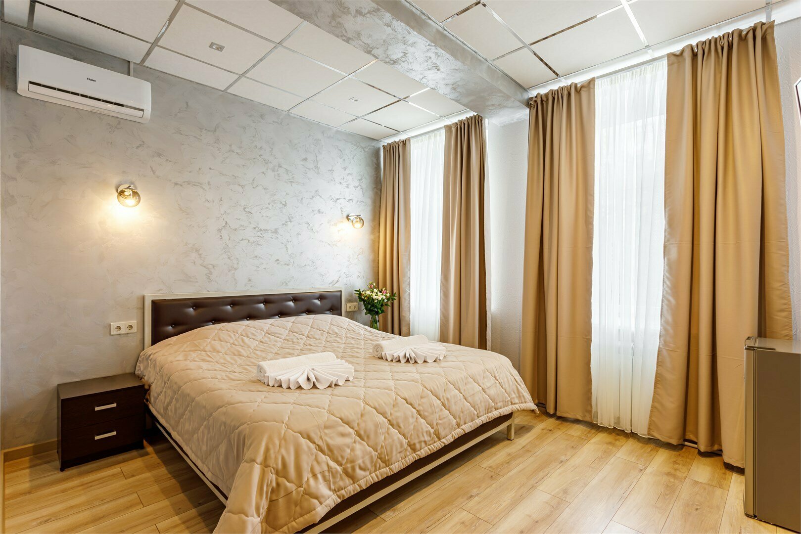 Двухместный номер с двуспальной кроватью и дополнительной кроватью