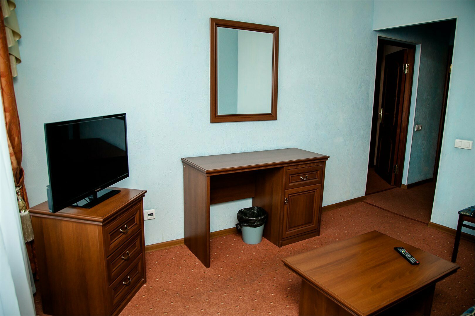 Люкс двухместный с  1 двухспальной кроватью