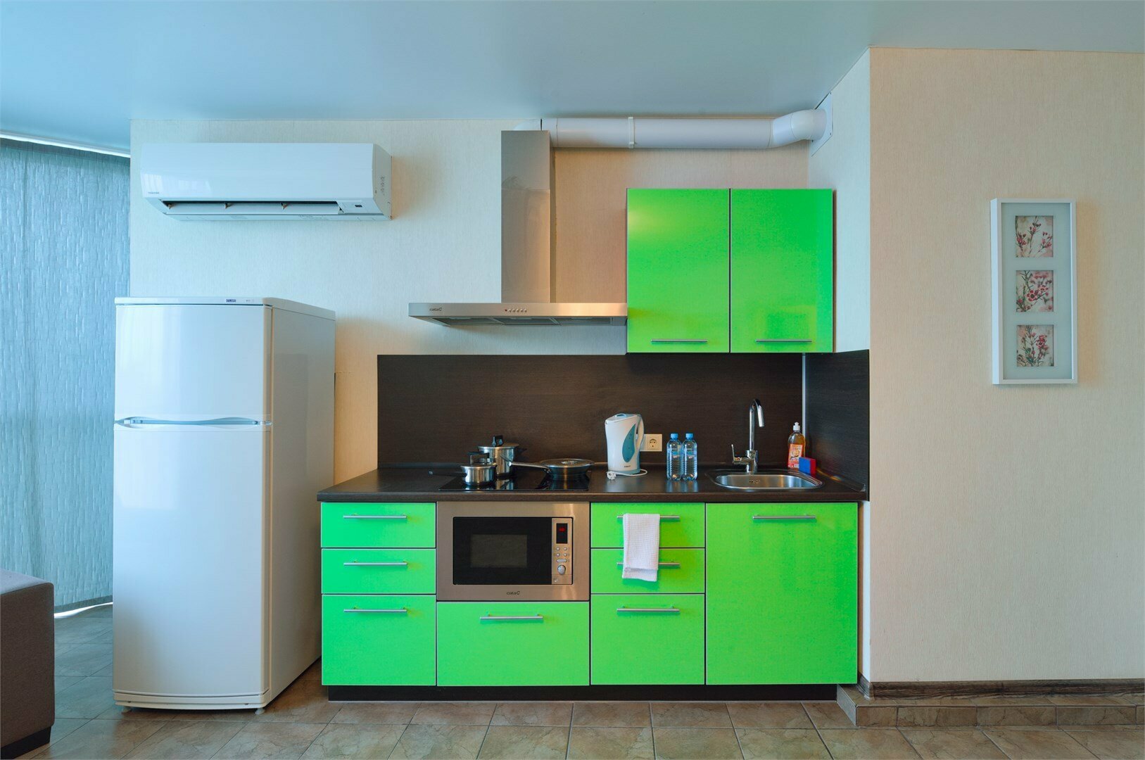 Однокомнатный номер-студия бизнес-класса с гостиной-кухней и спальней